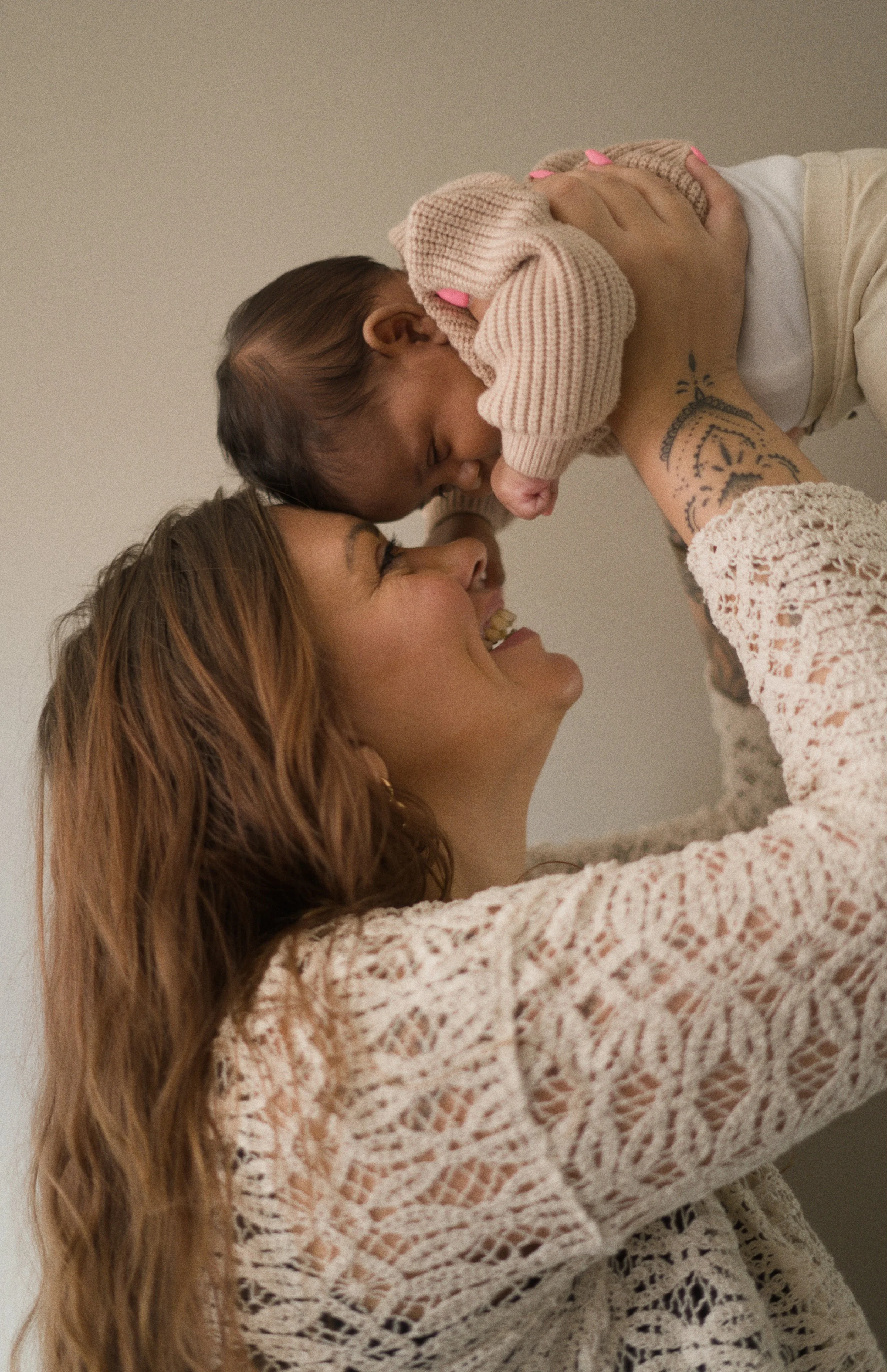 Newbornfotografie: moeder en dochter lachend hoofd tegen hoofd