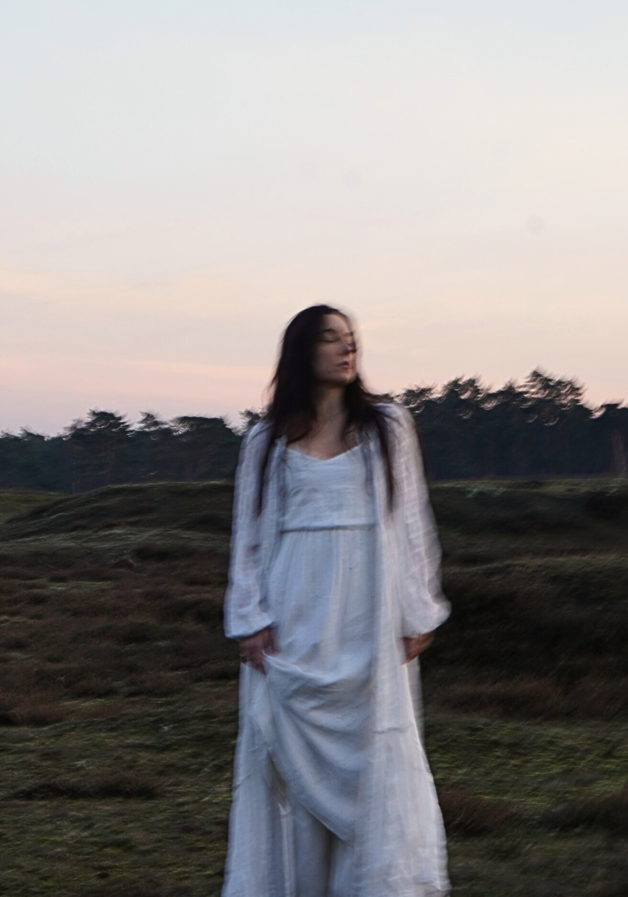 Portretfotografie in de schemering: vrouw in witte jurk op de heide