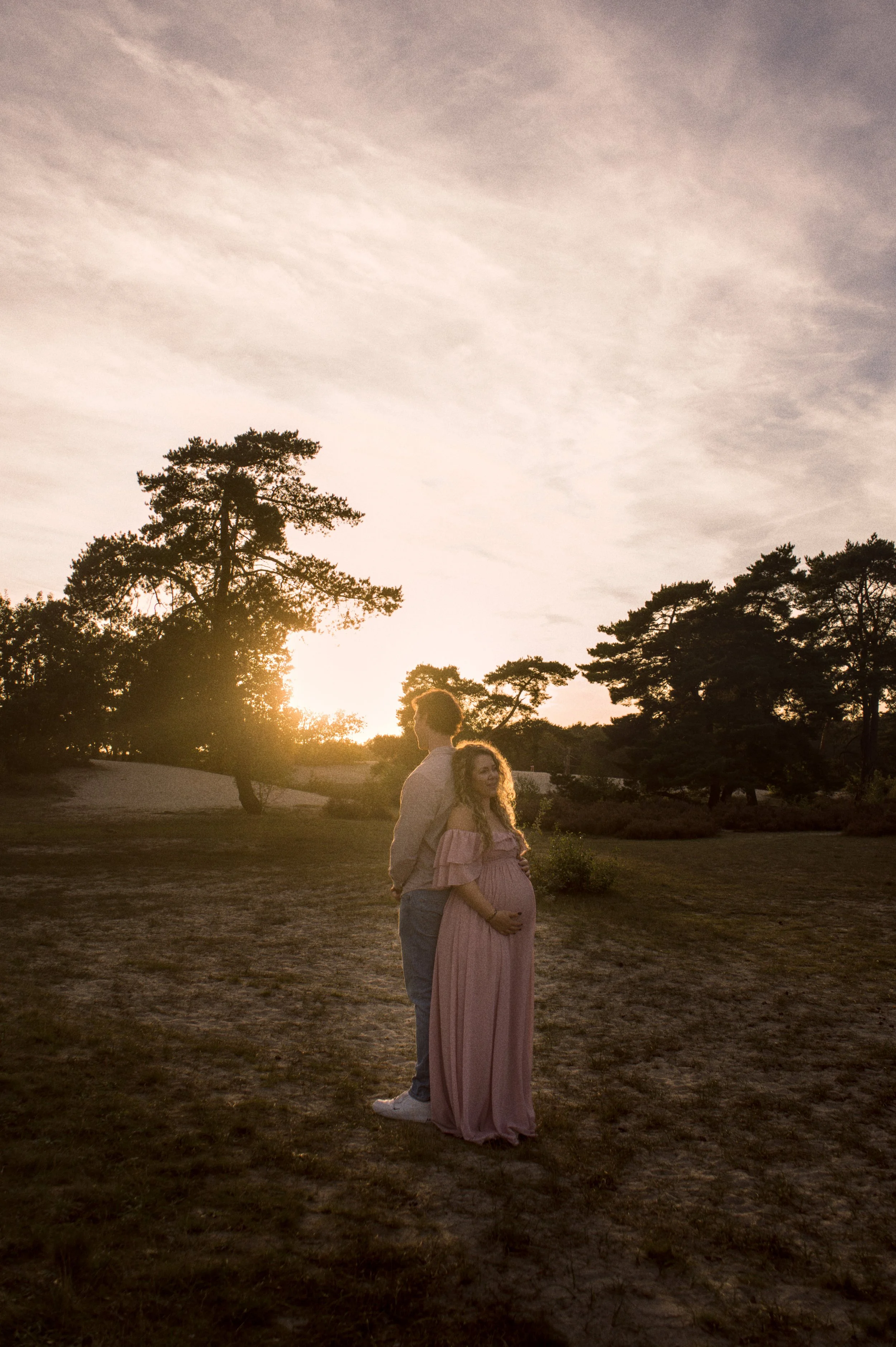 Zwangerschapsshoot op de heide bij zonsondergang