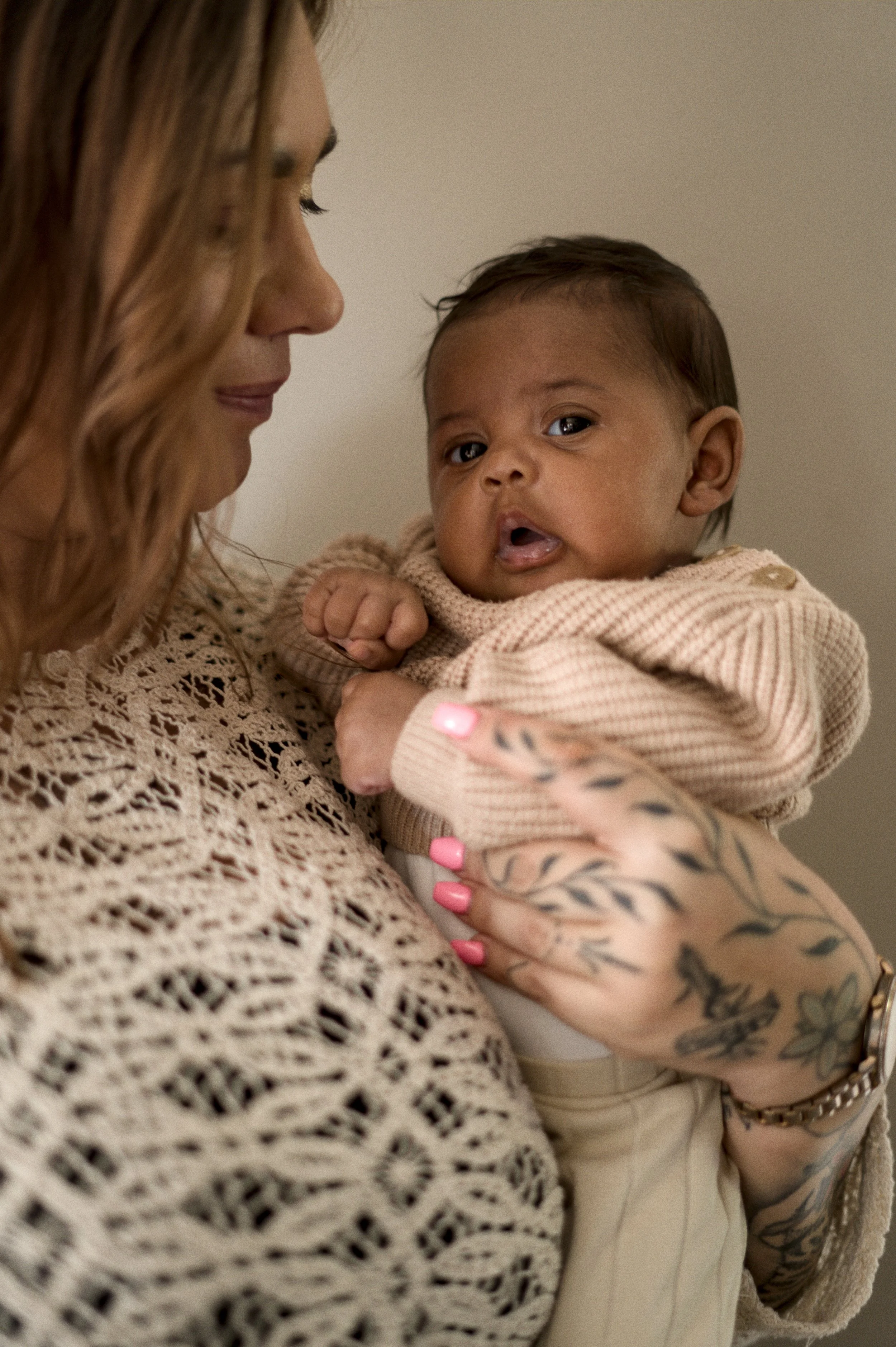 Newbornfotografie: moeder en dochter 