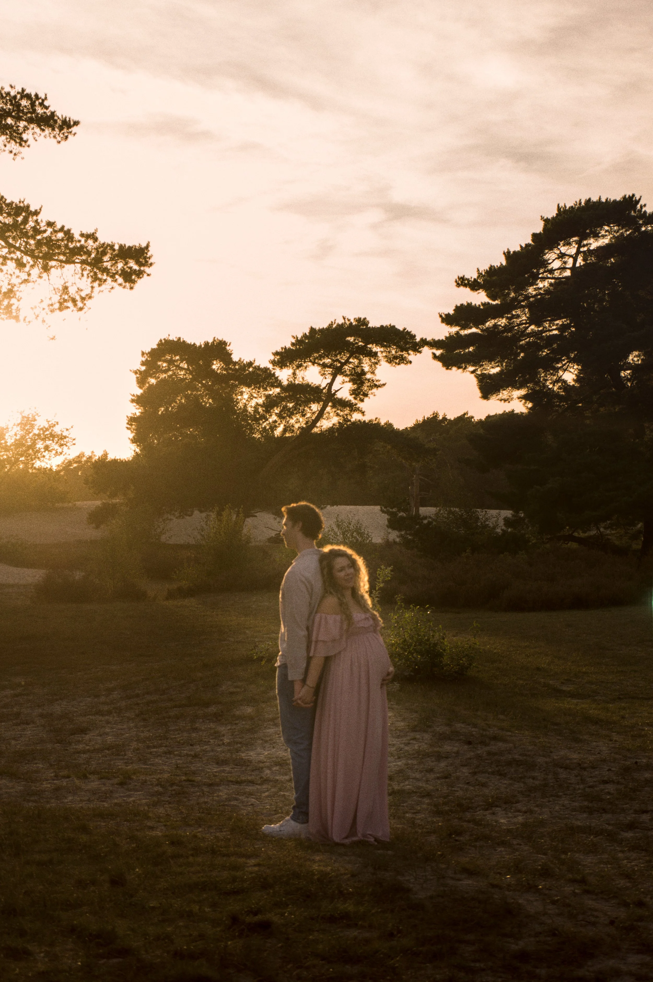 Zwangerschapsshoot op de heide bij zonsondergang