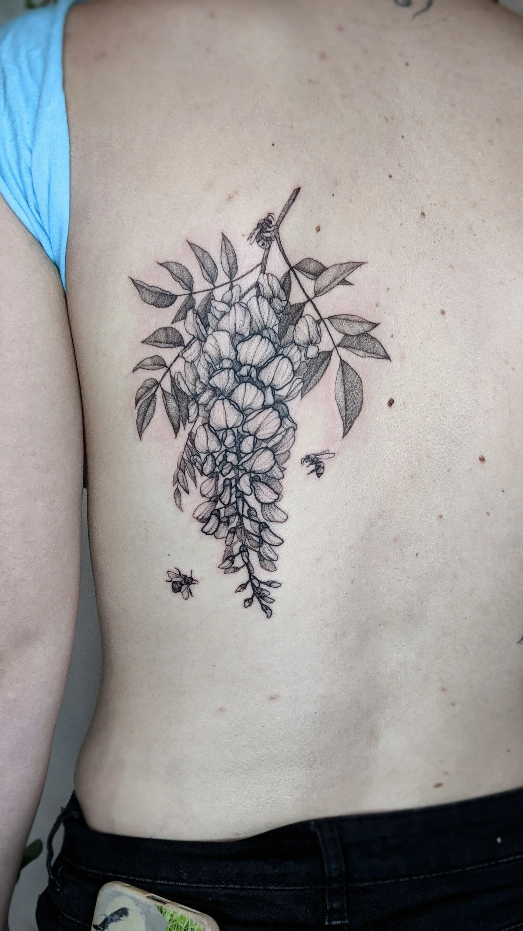 Tatouage de glycine avec des abeilles sur un dos.jpg
