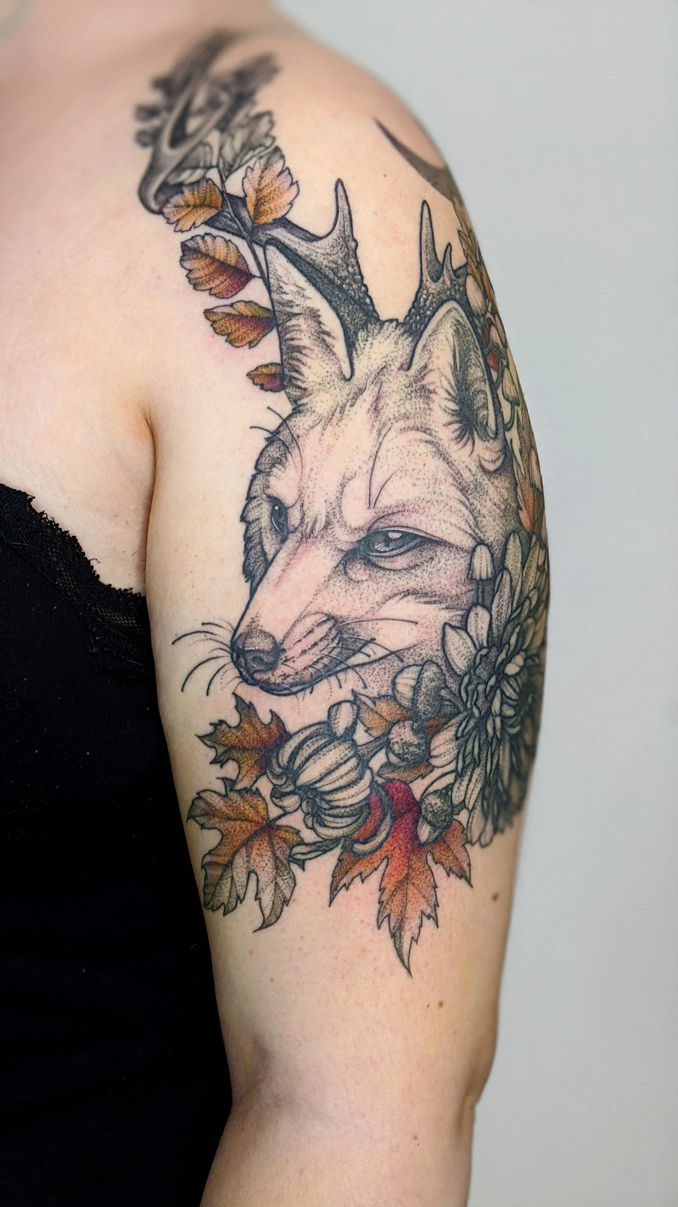 Tatouage d'une tête de renard avec de la végétation d'automne sur un bras.jpg