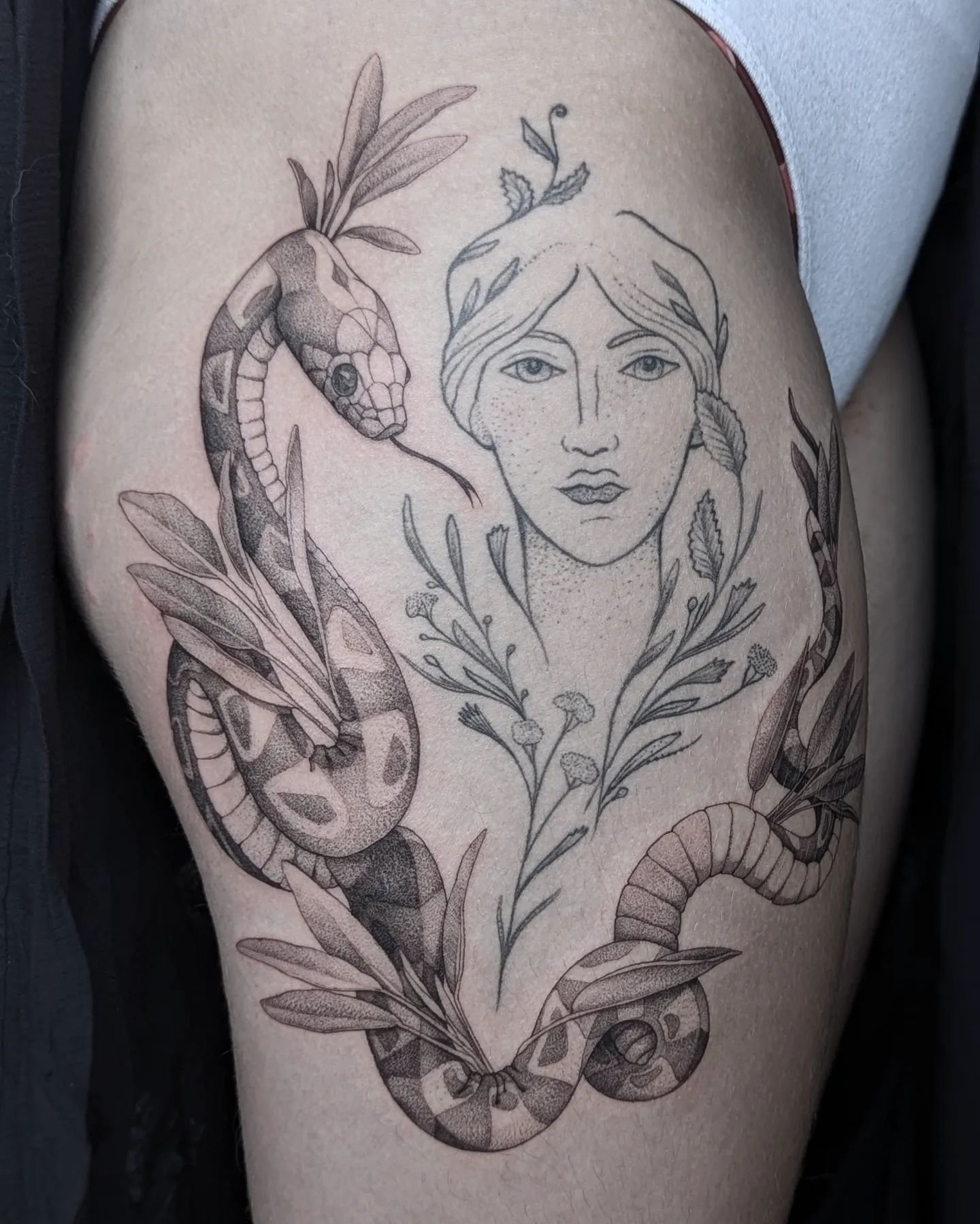 This piece blends around the work of @selune_ (the portrait of Circ&eacute;e) with the botanicals and snake that I brought to life !

Thank you, Marion, for this collaboration, and the discussions  around our beloved animals and literature ✨

*****

