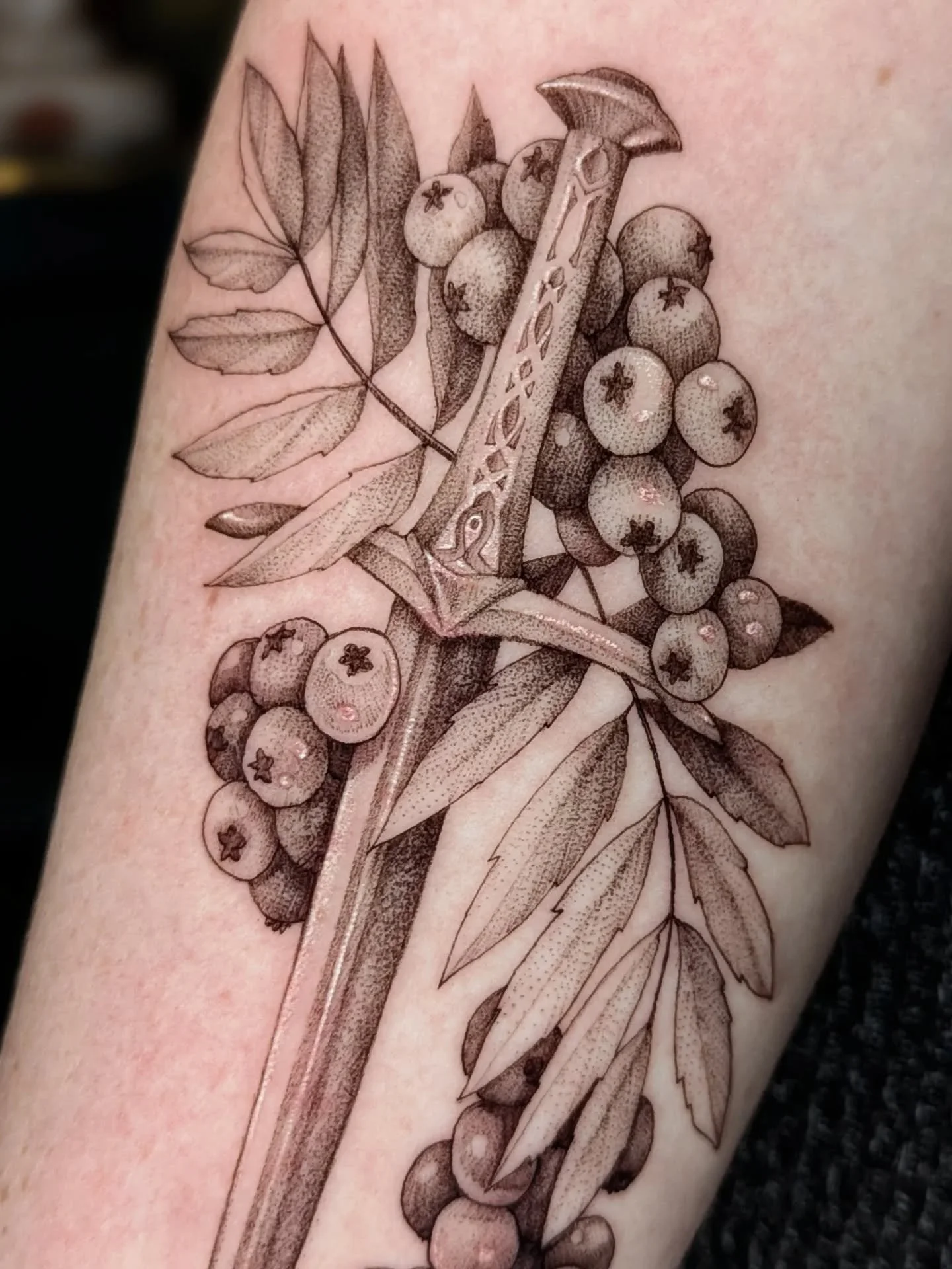 A Sword for the North 🇸🇪⚔️
This black and grey piece combining a Valkyrie sword with the powerful Rowan tree, was a commemorative tattoo for Tara's trip to Stockholm, blending Nordic nature with themes of women empowerment.

Tara originally envisio