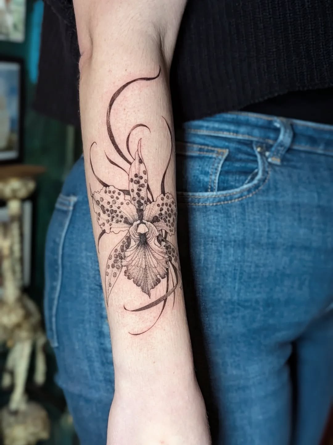 Spotted Orchid with Ornamental Flow ✨

When Liesa came to me with the idea of a 'flowy design' for her inner wrist, I immediately focused on creating movement that would complement the organic shape of the arm.
She chose this magnificent spotted orch