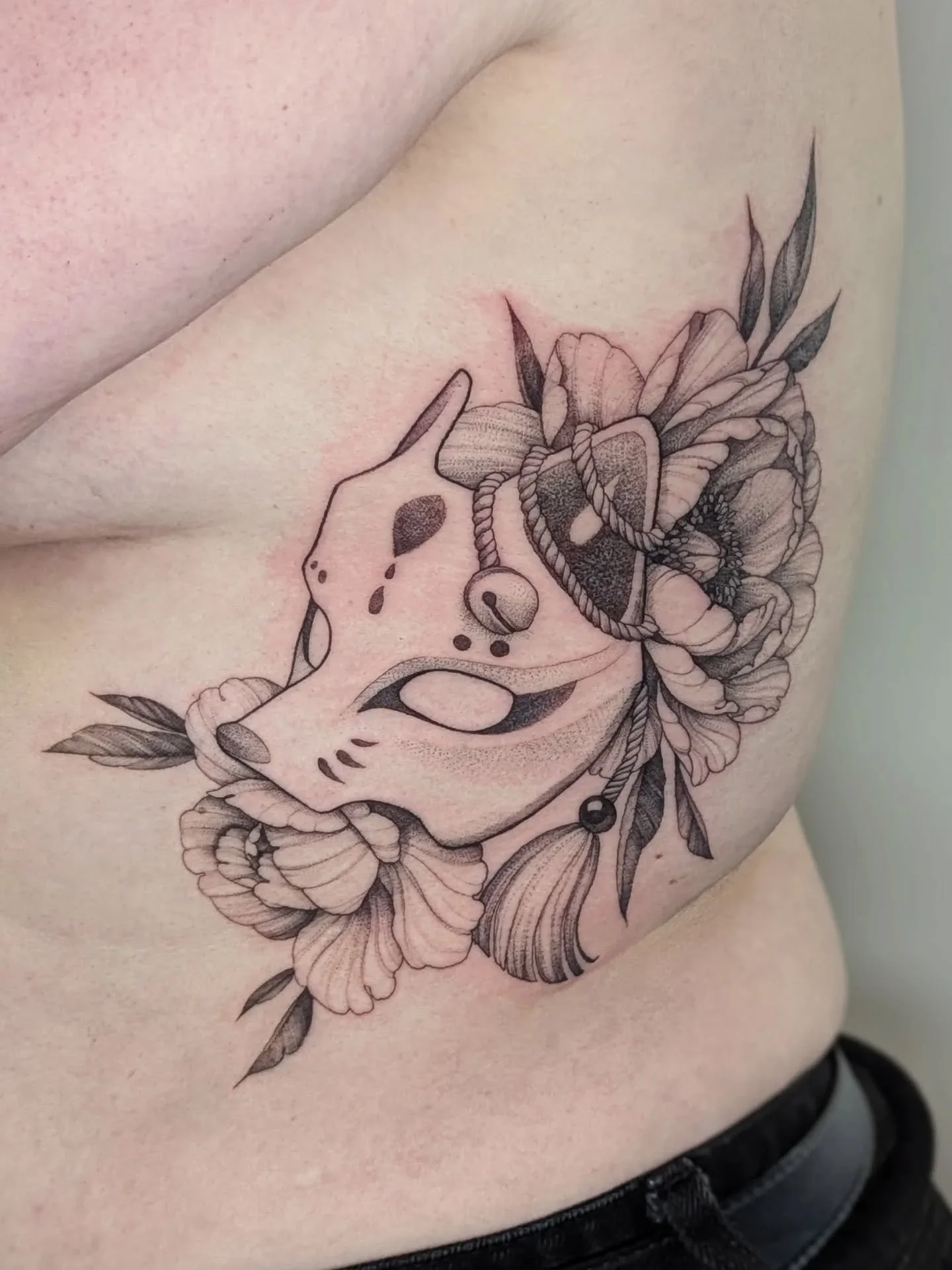 It was a joy to welcome Pauline again during my Paris guest spot in Mimesis! She gave me total creative freedom around a Kitsune mask blended with peonies.
For this project, I wanted to play with the contrast between the sharp, elegant lines of the J