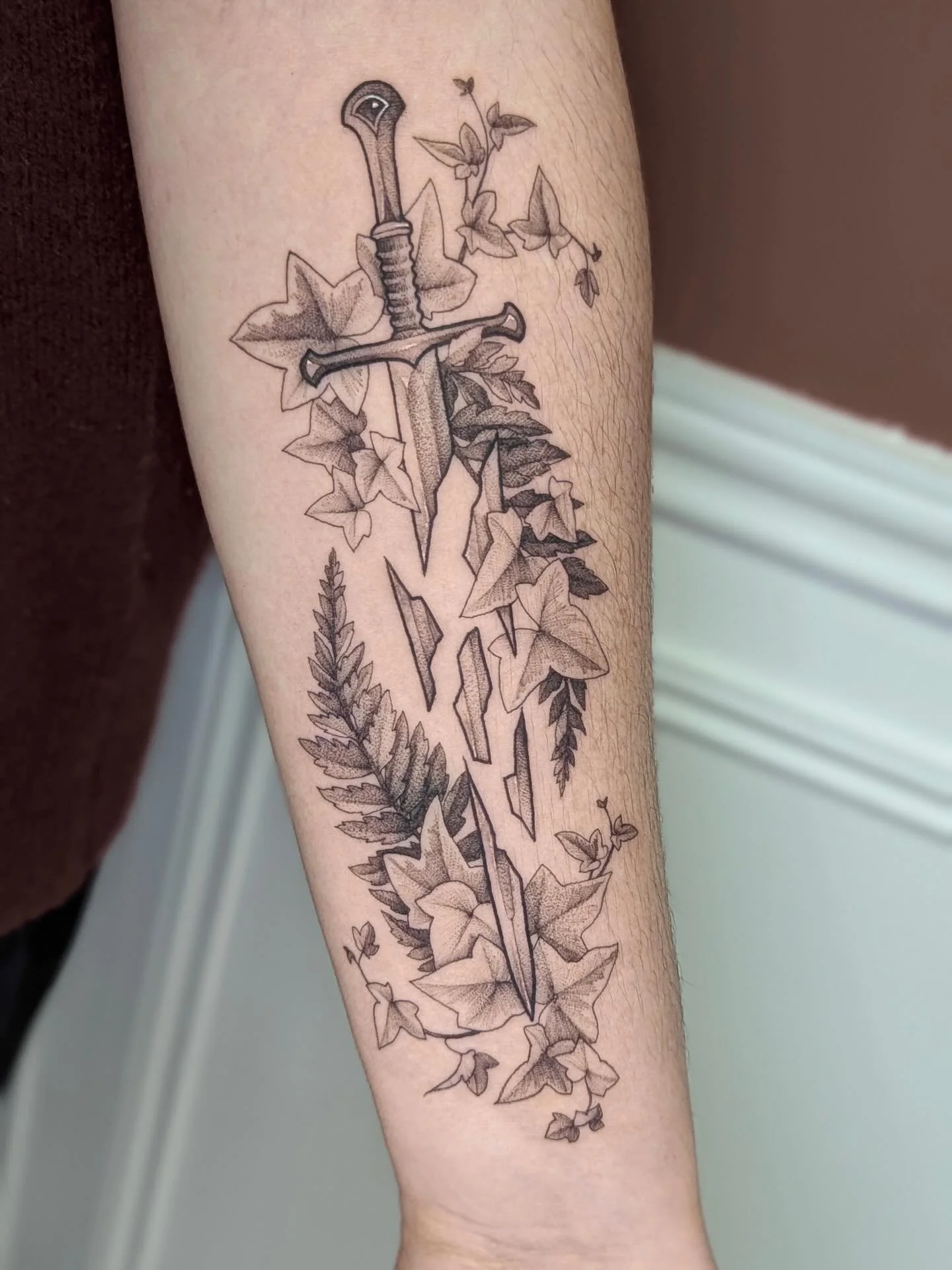 &laquo;&nbsp;The crownless again shall be king.&nbsp;&raquo;
It was such a pleasure to welcome Marine back for another project! For this custom piece, she wanted to depict And&uacute;ril, the Flame of the West, but as if it had been reclaimed by the 