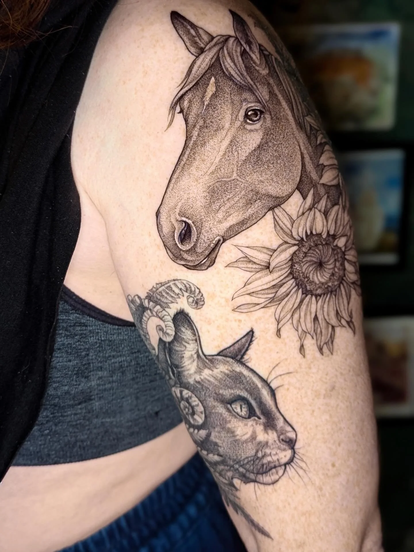 For this session, we captured the memory of Esther&rsquo;s beloved horse. She wanted him represented exactly as he lived in her heart: wild and free, without a bridle, showcasing his thick, flowing mane. To frame his portrait, we added sunflowers, he