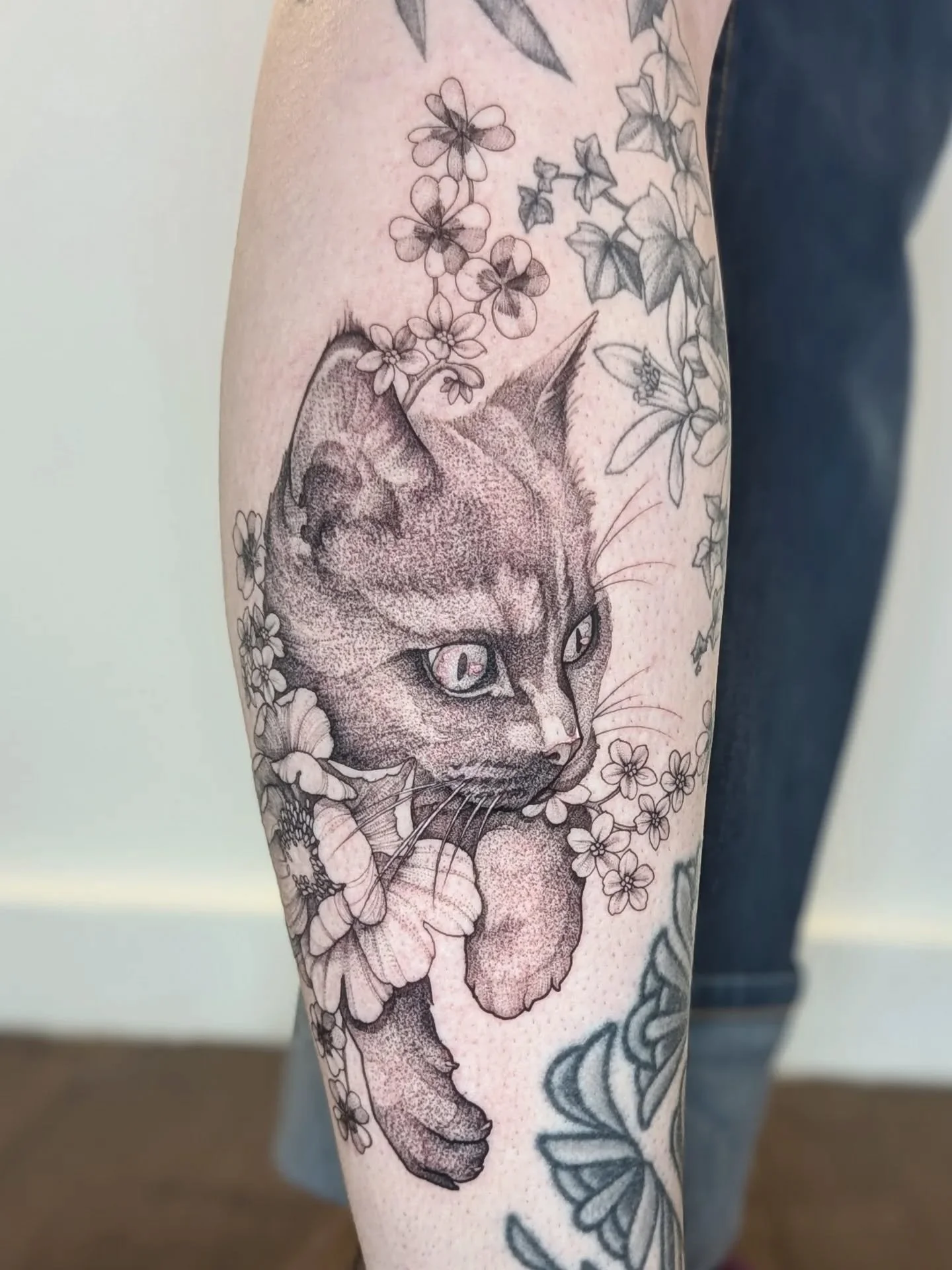 Thank you Madeleine, I'm always so thankful to do memorial tattoos, especially now, when I'm mourning one of my closest family member.
Probably tho most emotional and touching projects ❤️
Made in Paris during my guest @mimesis.paris

I'm back in Stoc