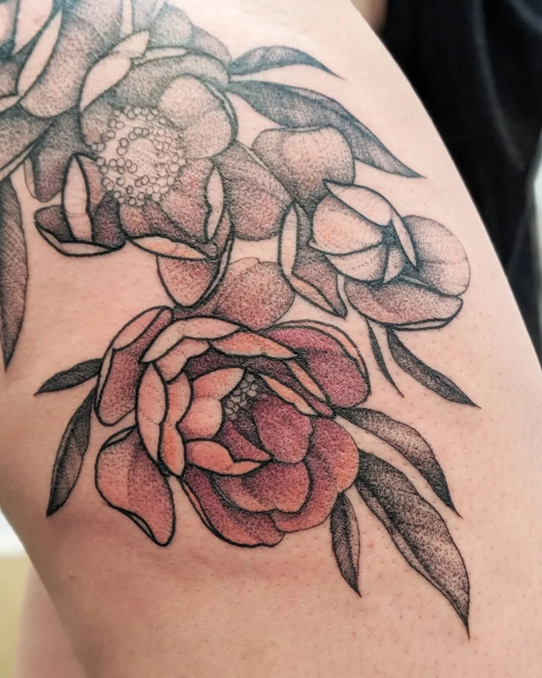 tatouage de fleurs avec touches de couleurs.jpg