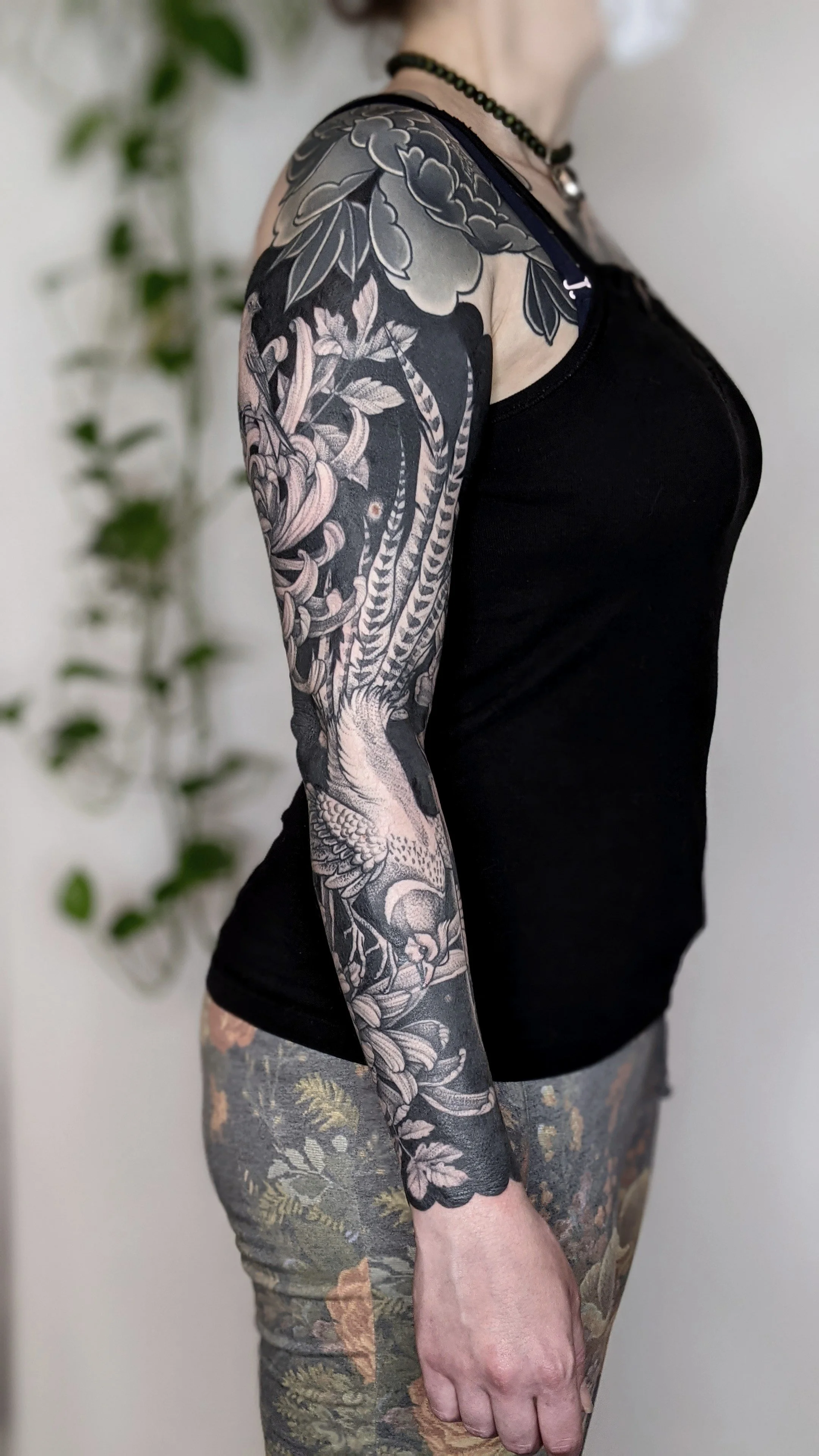 tatouage de bras complet représentant un faisant et des chrysanthèmes sur fond noir.jpg