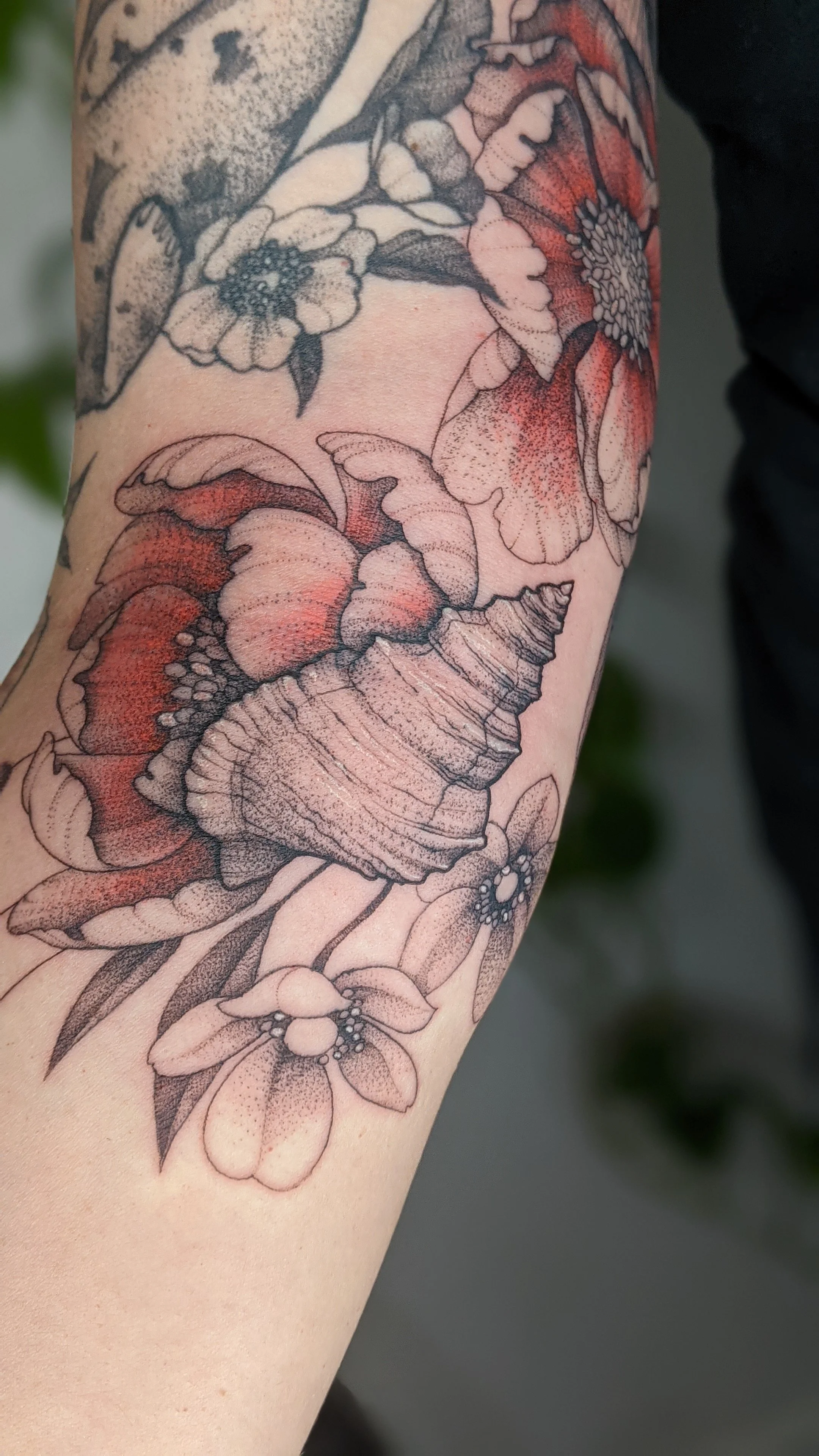 tatouage d'un coquillage sur des fleurs en couleurs.jpg
