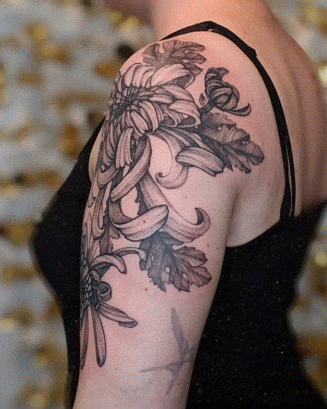tatouage d'une chrysanthème sur l'épaule.jpg