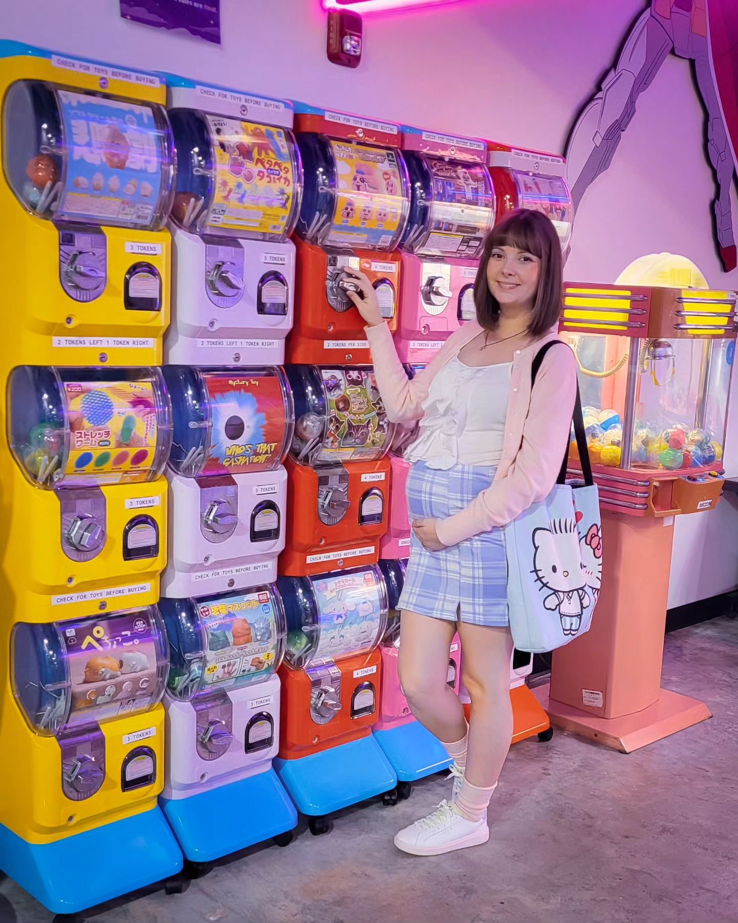 Just a pregnant lady enjoying an arcade day 
#maternityfashion #pastel