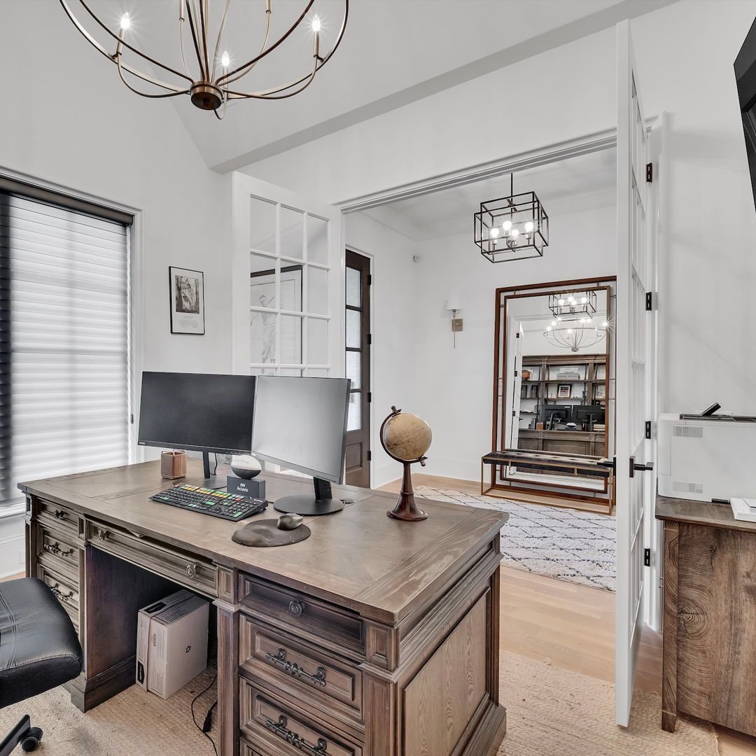 Do you work from home? 🏠 Home offices have become increasingly popular since the onset of COVID-19. That's why we dedicate extra attention to making this space as inviting and functional as possible. The chandelier adds a touch of elegance and inspi