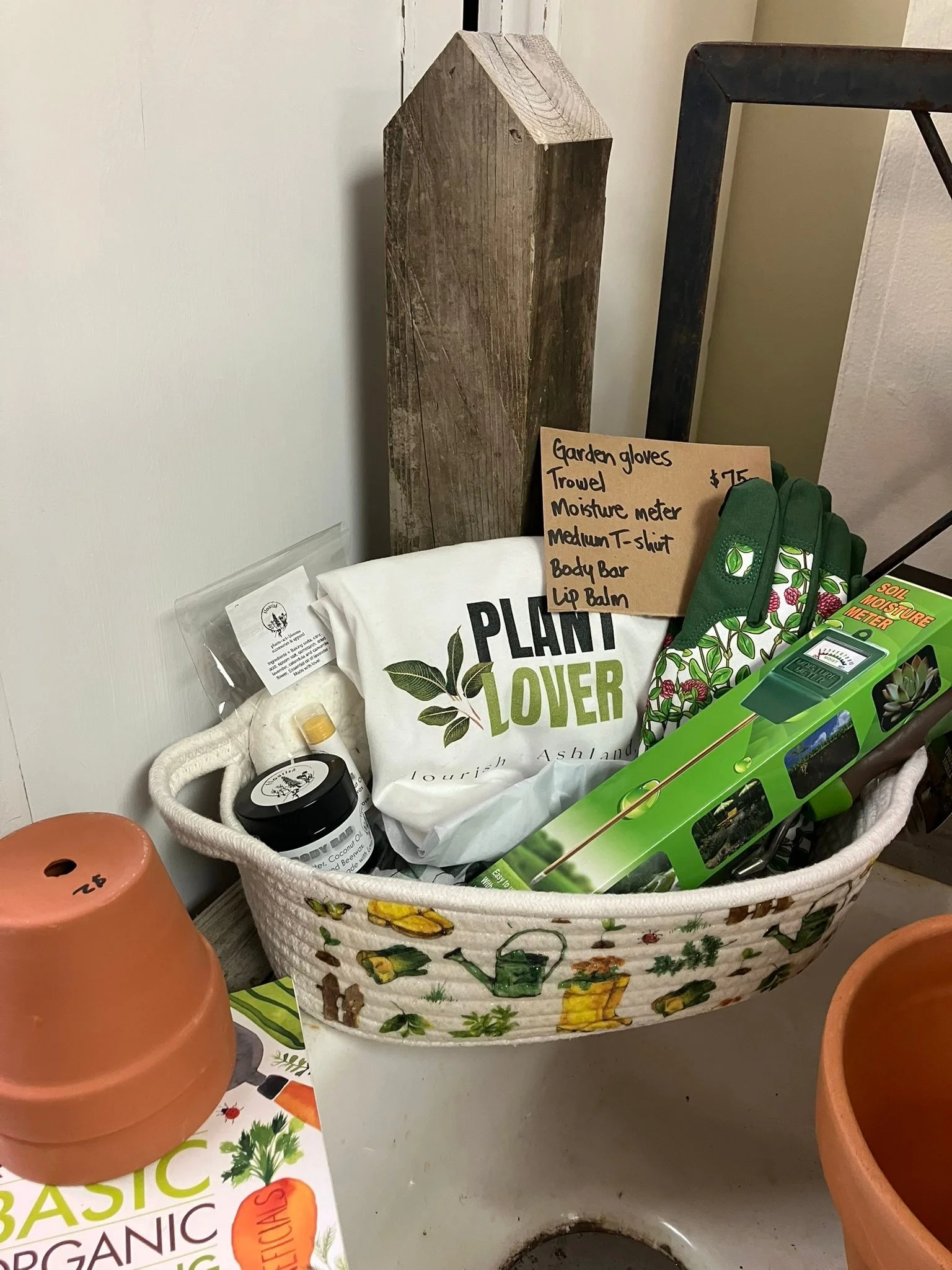 Calling all Christmas shoppers! Stop in and see us❤️ #shoplocal #ashlandwisconsin #flourishashland