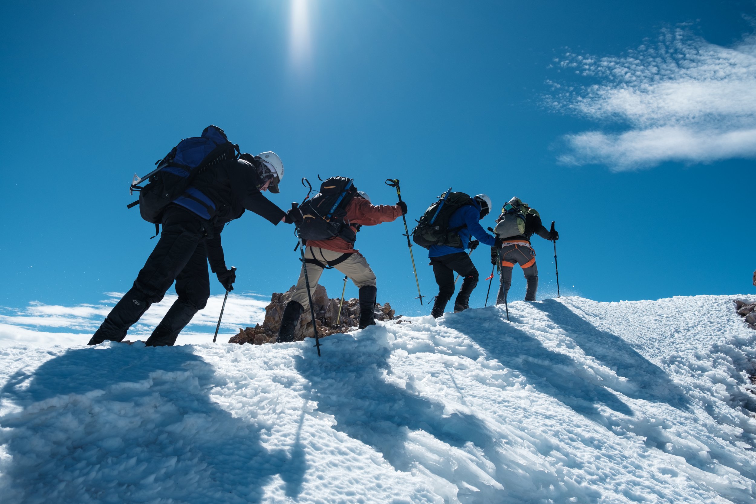 Mountaineers on mt shasta short rope to the summit