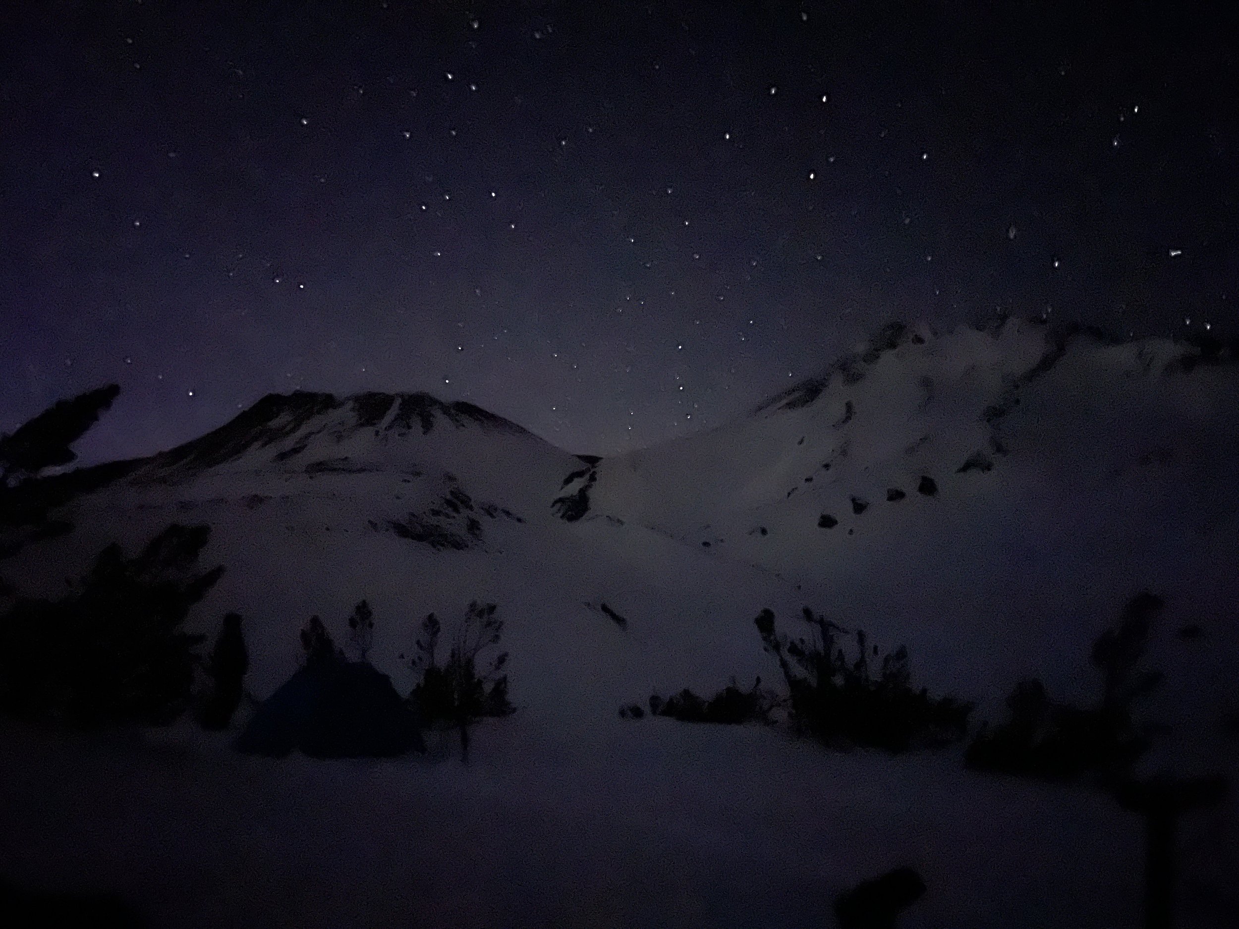 mount shasta in dark with the milky way in the sky