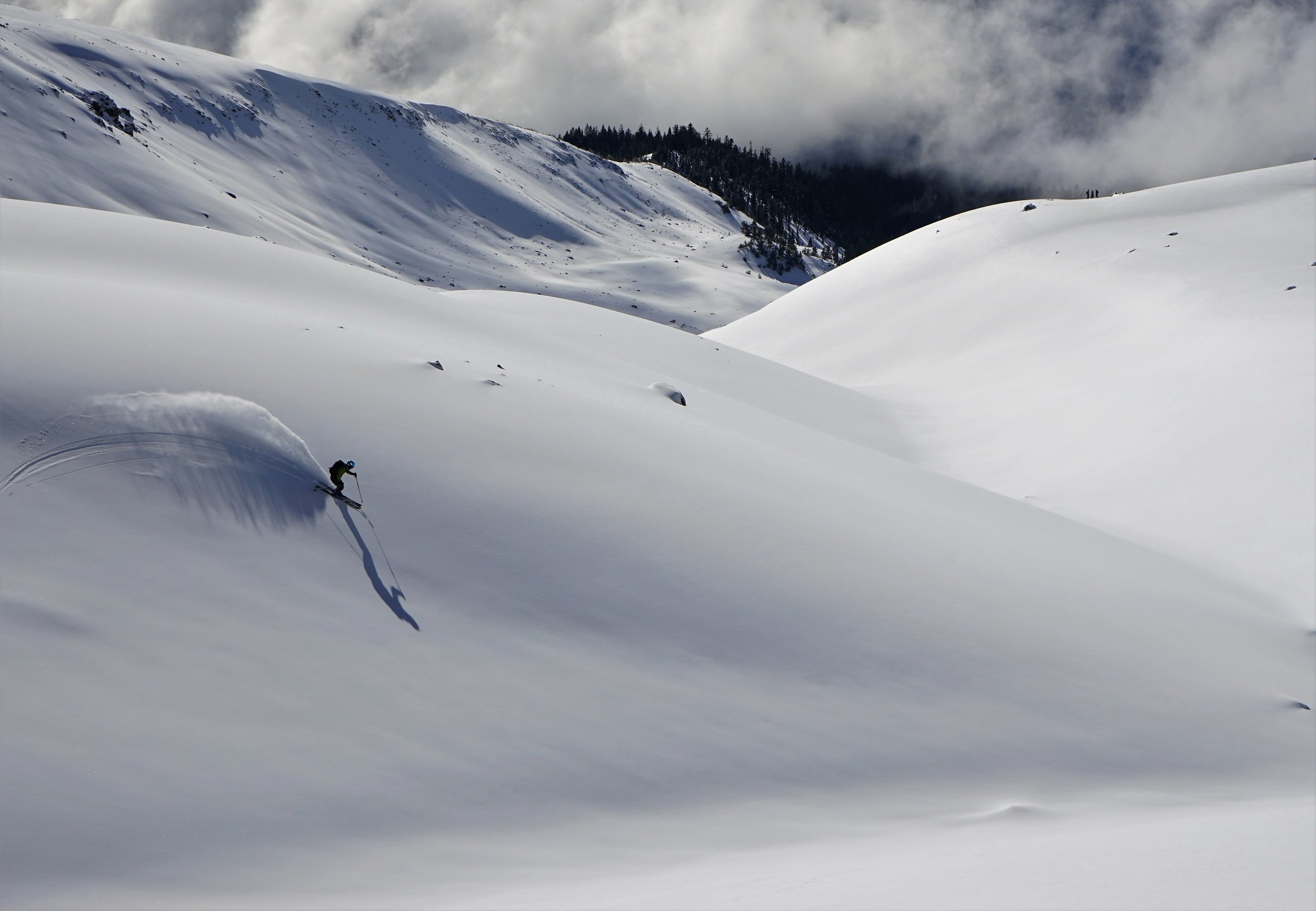 Skiing down avalanche gulch, mt shasta 