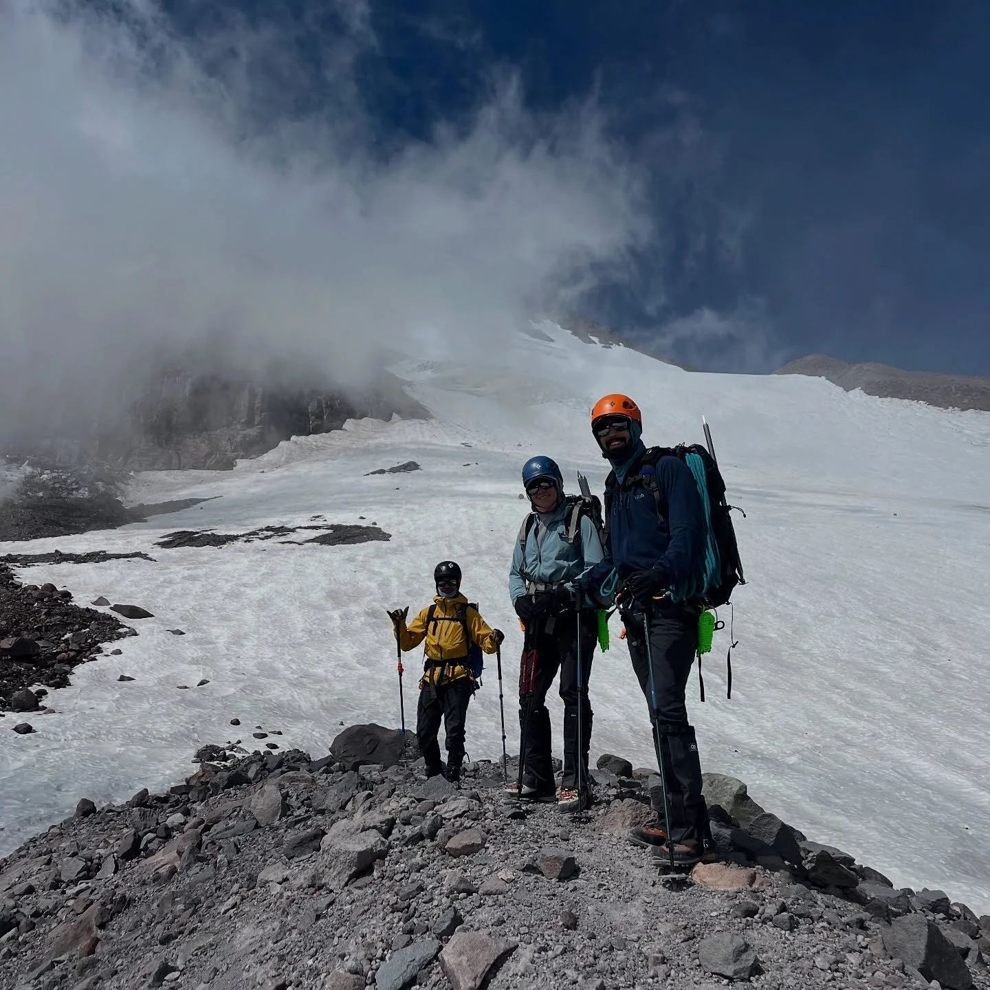the Hotlum Glacier blows us away every time 😮&zwj;💨 

last weekend, two of our most senior guides @jonathan_cahill1 and @katie_wry spent 5 days on the North Side of the mountain with guests teaching in-depth skills on glacier travel and crevasse re