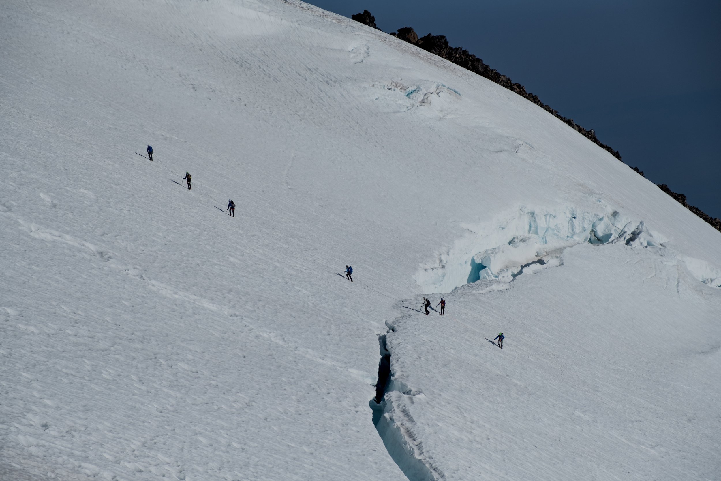 Mountaineers cross glacier 