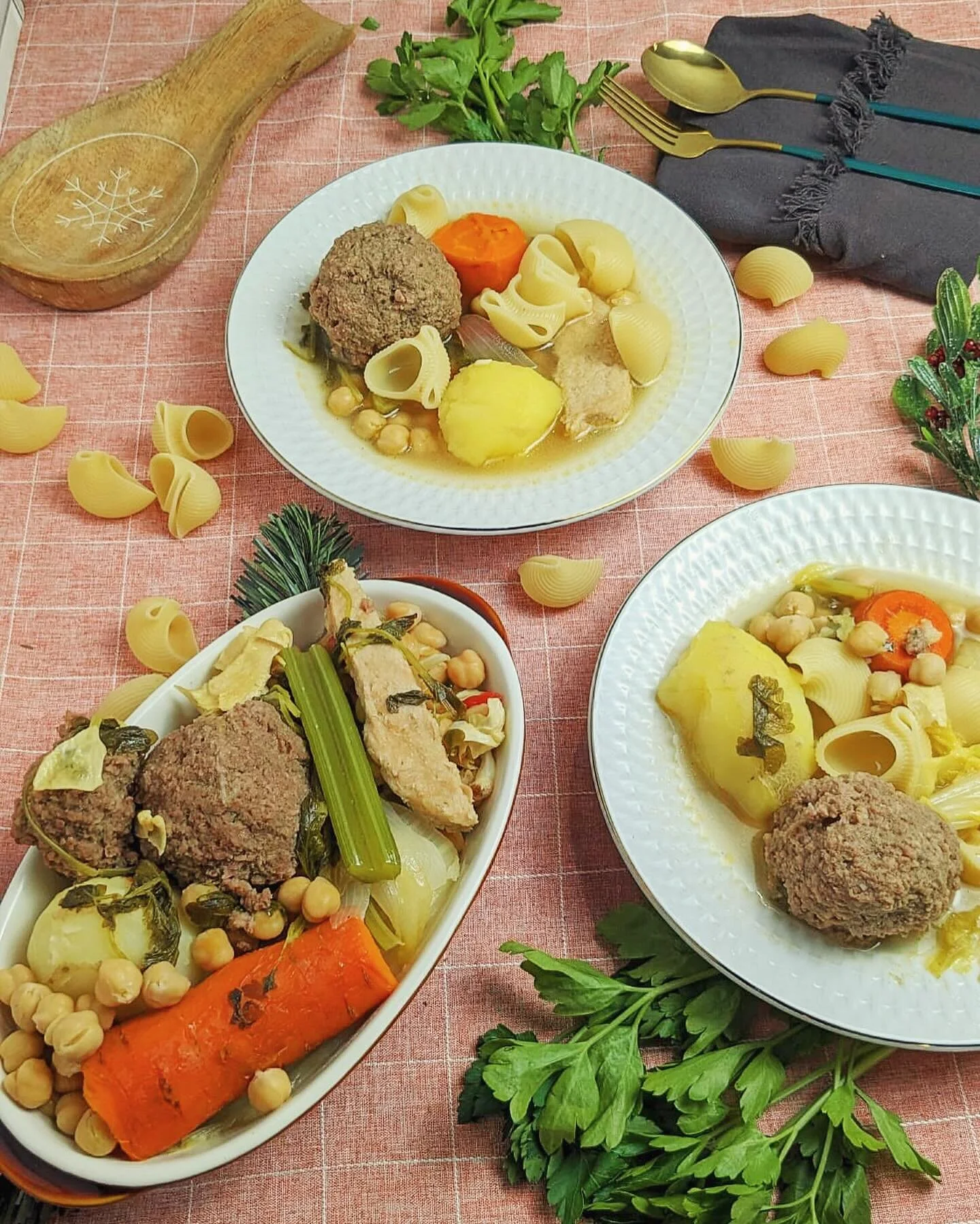 My best memories for these holidays come from when I was a little kid. Every 25th of December, it was a tradition to eat a soup called: Escudella. It consists of a slow cook soup usually made from simple veggies like: 🥕, celery, 🥬, 🧅, 🥔, 🧄 and ?