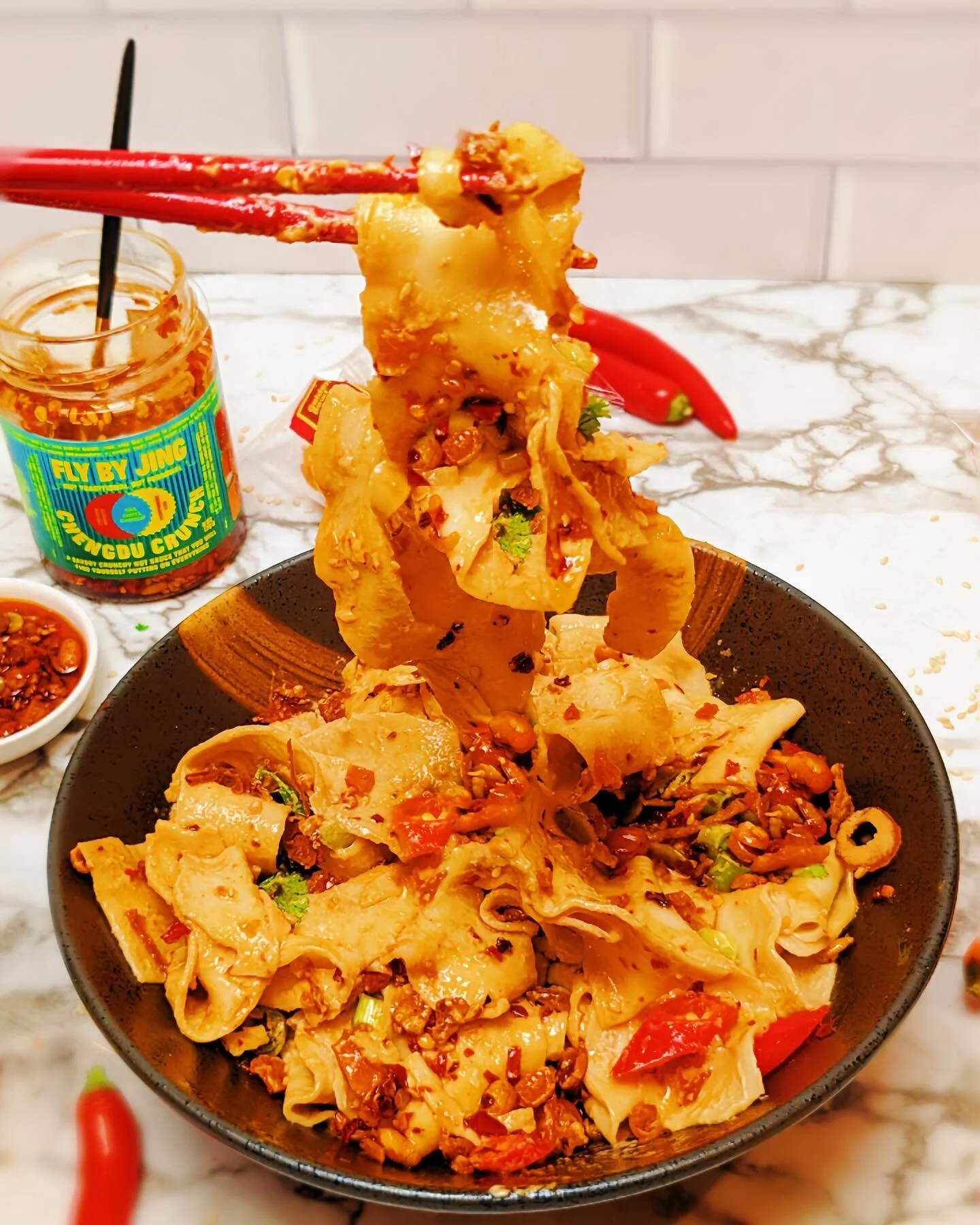 Who is up for some Cold Sesame Noodles? 😋😋 even with this weather, it will warm up your soul! 🥡 🥢 

Big thanks to the incredible Chengdu Crunch chili oil from @flybyjing! It&rsquo;s remarkably crispy, incredibly tasty, and, not to forget, vegan, 