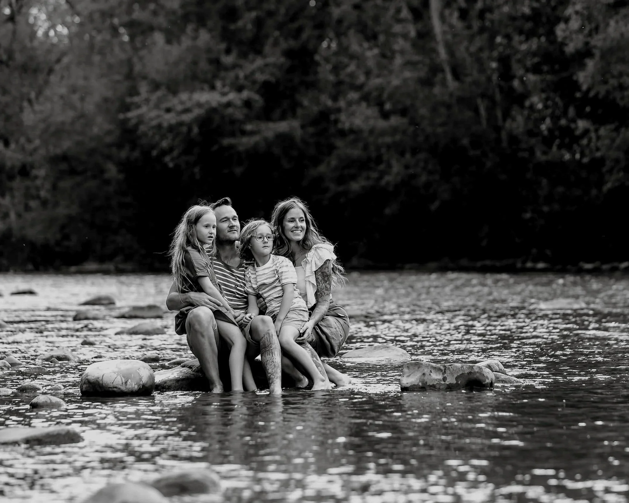 calgary family photography at elbow river of family mother father and 2 kids