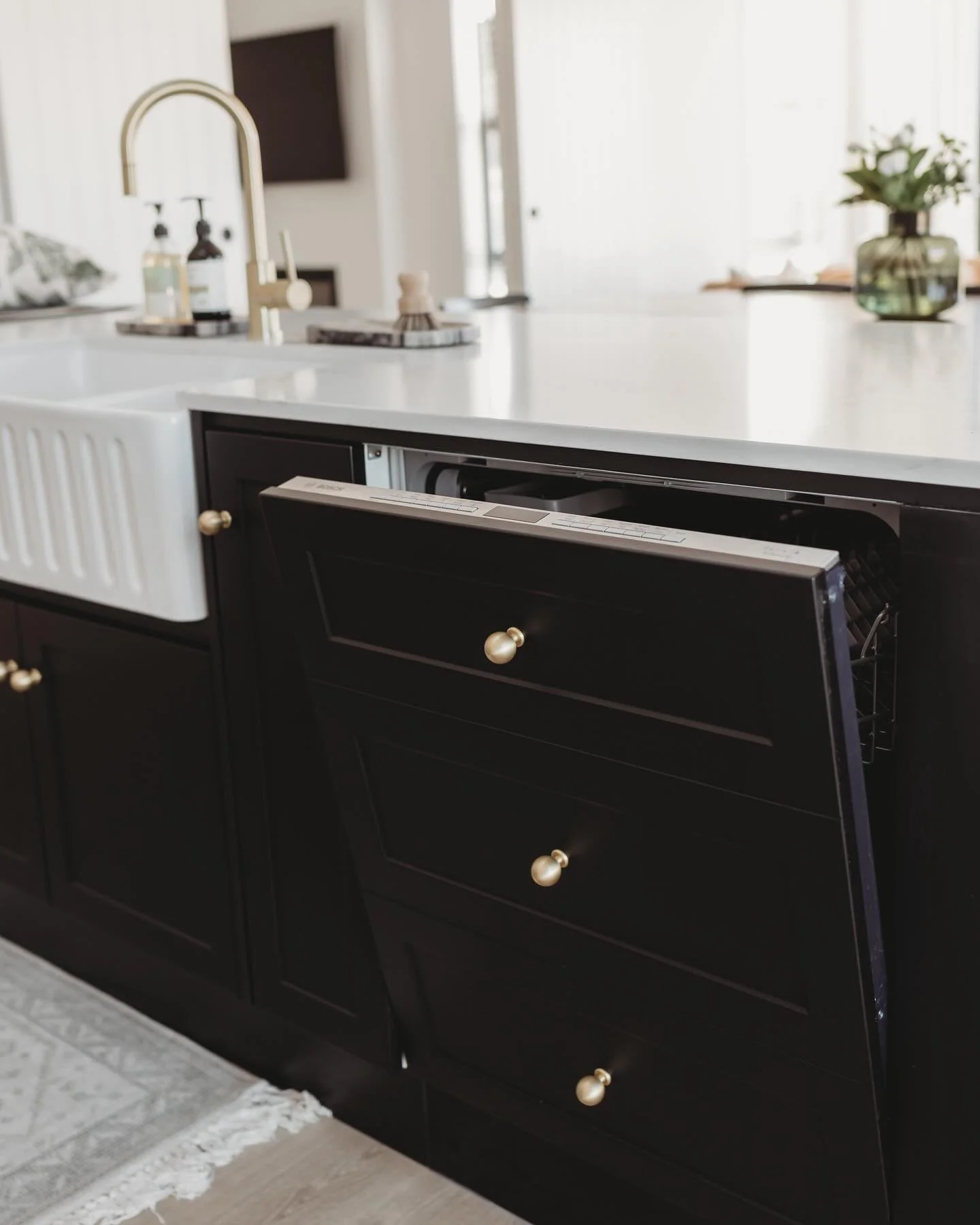 *A moment for the integrated dishwasher* if there&rsquo;s one thing I will ALWAYS encourage my clients to do, it&rsquo;s hiding appliances. In this case we had a bank of drawers on the other end of the island and the OCD in me couldn&rsquo;t live wit