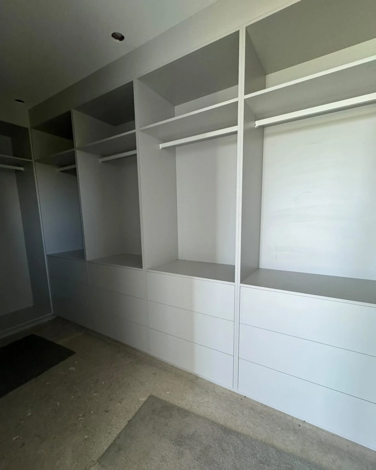 Embracing my average iPhone photos to show you the Sowden residences soft and sophisticated walk in wardrobe. Now it just needs the brass hardware installed to finish off the space.

#livlloydinteriors #interiordesigngoldcoast #goldcoastinteriordesig