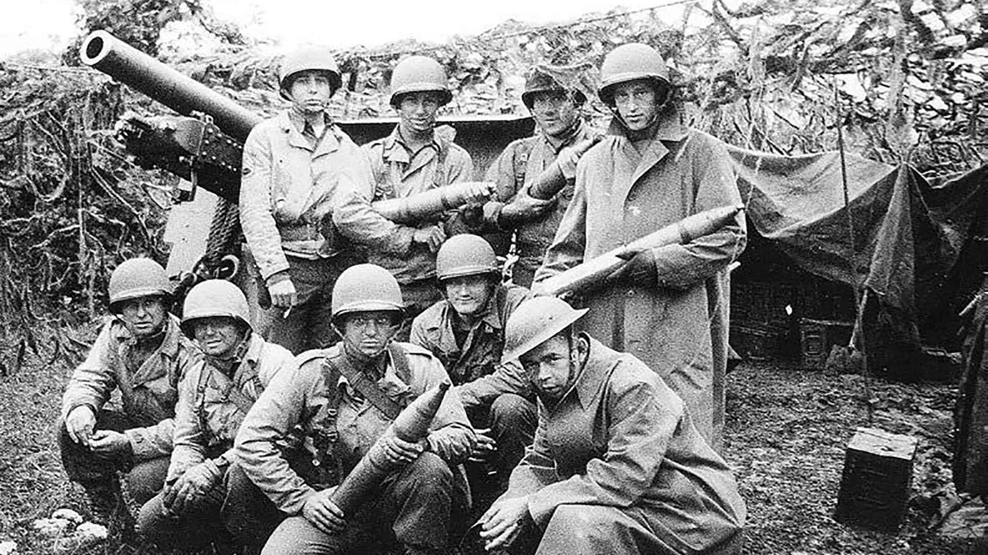 Men from B Battery, 151st Field Artillery Battalion, 34th Infantry Division with British 25-pounder howitzers at Tynan Abbey, Tynan, Co. Armagh in June 1942. Copyright unknown.