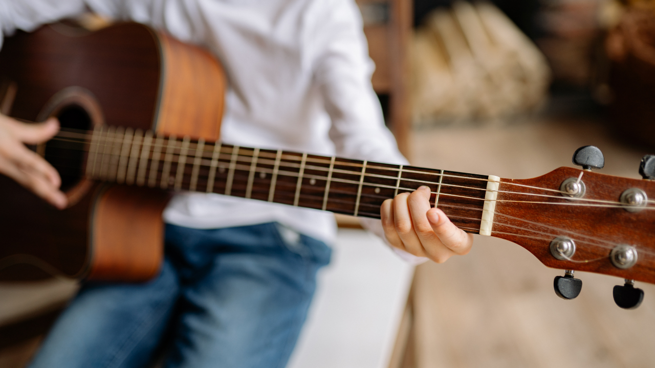 7 Real Benefits of Learning Guitar (At Any Age)