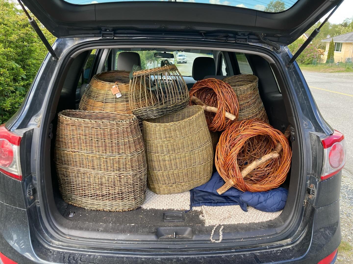 Delivering baskets (there are many more in there that you can&rsquo;t see!) to @tidalartcentre for the exhibit😁🧺 #justletmeweave #basketmaker #willow #willowbaskets #craftswoman #tidalartcentre