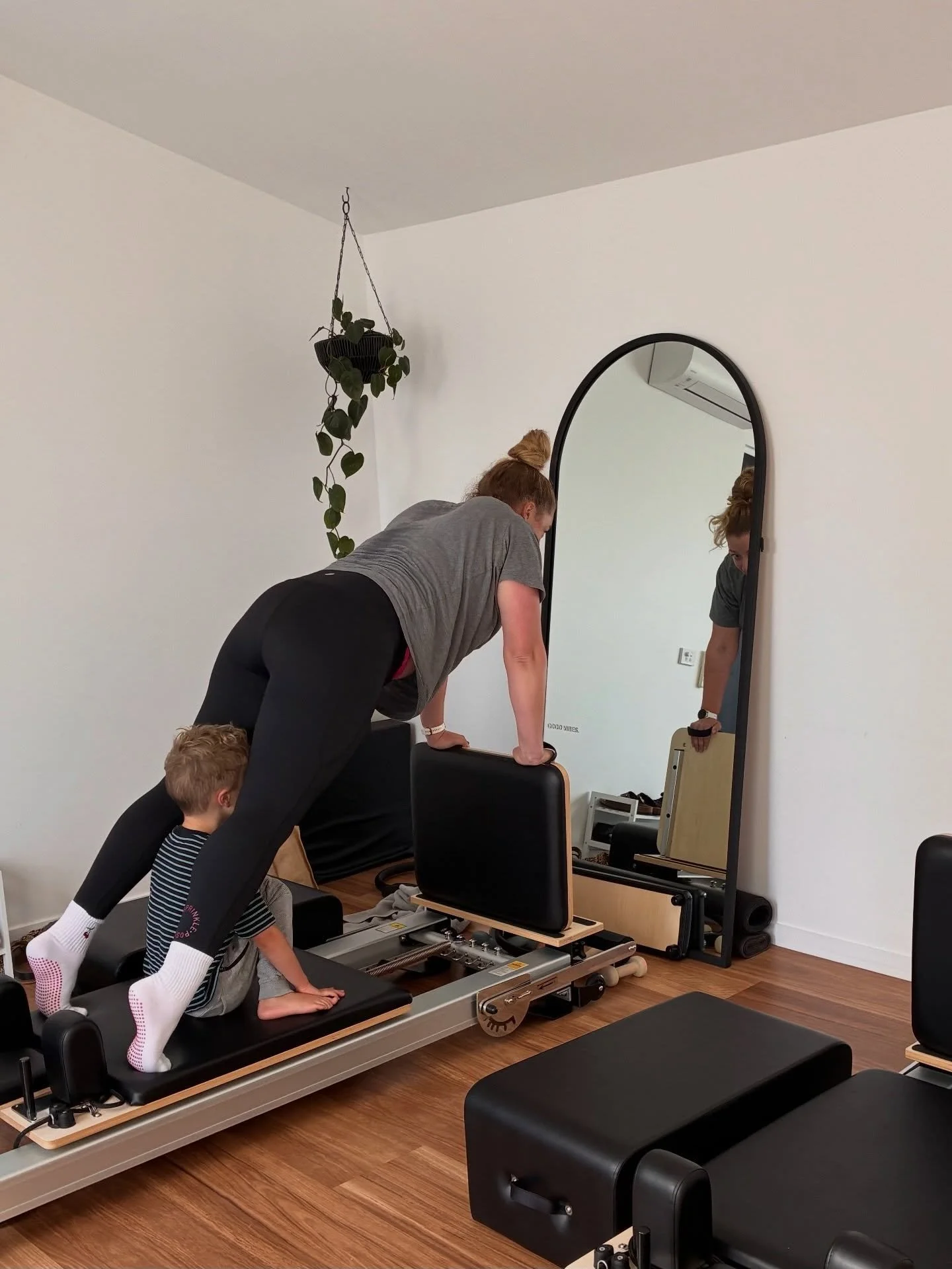 We had some little visitors in the studio today! They were quite impressed by their mums moves on the reformer and Pretzel loved all of the extra pats 🥰 

#flooidpilates #geelongpilates #pilatesgeelong #geelongsmallbusiness #reformer