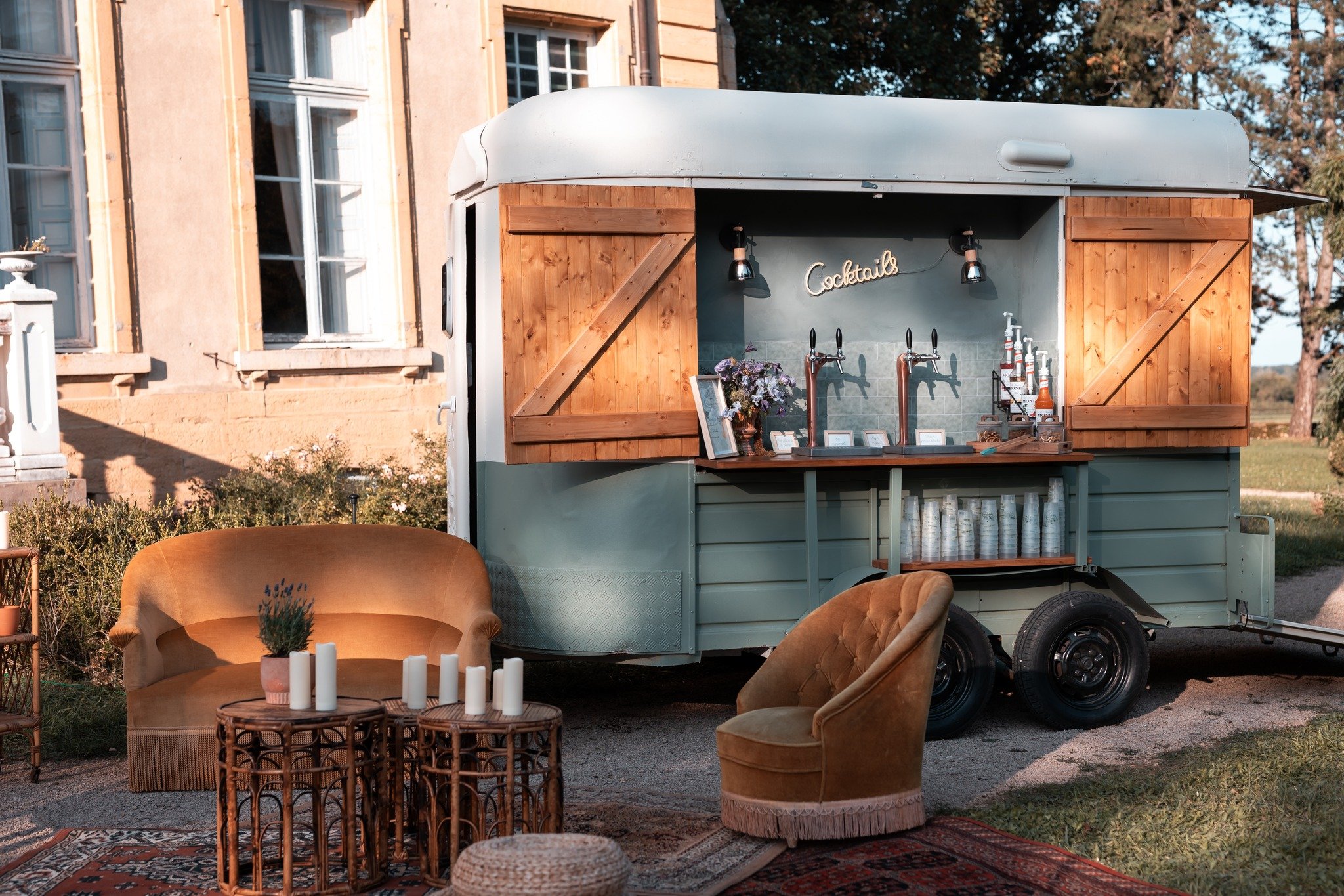 Laissez-vous inspirer par les d&eacute;tails du bar mobile Le Galopin.🍹 

Que ce soit pour des cocktails raffin&eacute;s, des bi&egrave;res artisanales ou du bon vin, nous cr&eacute;ons une ambiance unique &agrave; chaque &eacute;v&eacute;nement. 

