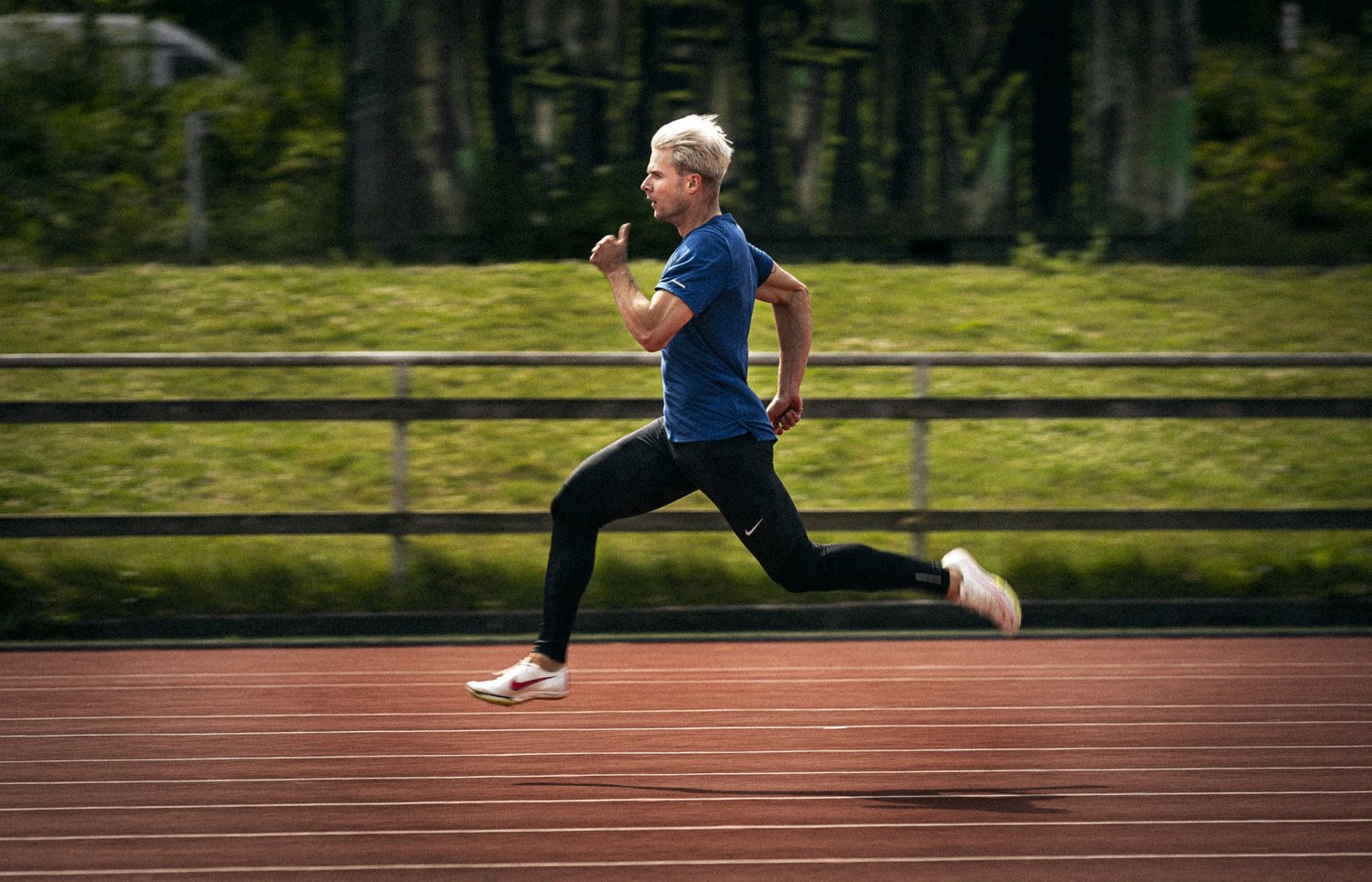 Simon Hansen sprinting on an outdoor track