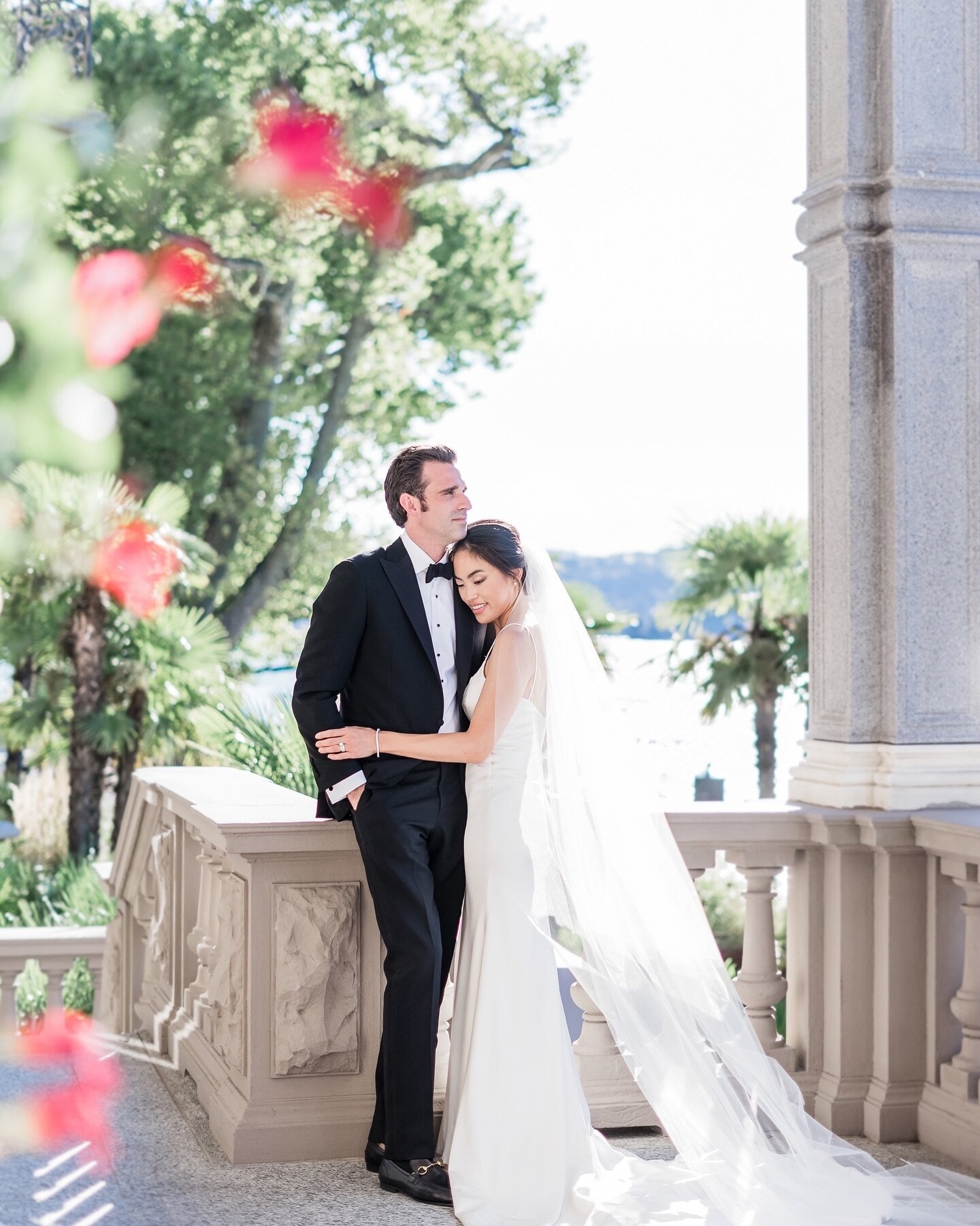 Last weekend before 
Christmas lovers🥰#happyfriday

We are finishing this year with a little showcase of H&amp;E&rsquo;s elopement at lake como last year in August🚤

Photography @loryle_photography 
Venue @mo_lagodicomo 

Starting next week we are 