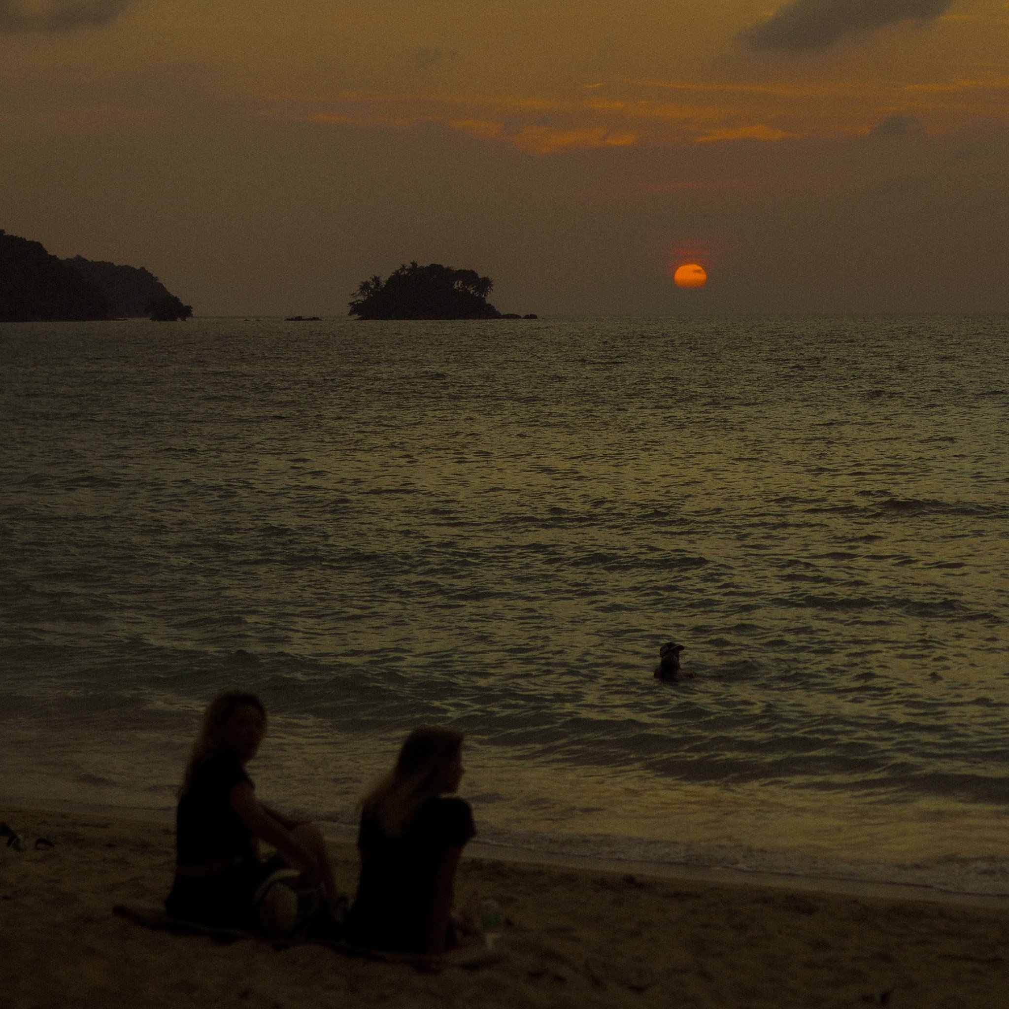 beach photoshoot, sunset, magical, golden hour, Vietnam, Da Nang shooting