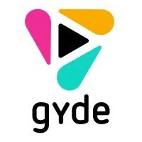 Ein stilisiertes Logo bestehend aus bunten, geometrischen Formen und einem Play-Button in der Mitte, mit der schwarzen Schrift 'gyde' darunter.