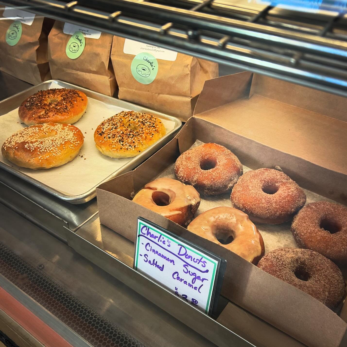 FRIDAY! Satifsfy you sweet tooth this morning! Fresh donuts (and bagels) from @donuts_farm 🍩🥯 PLUS! Sourdough Blueberry Pancakes 🥞 are back!
☀️☀️☀️
C&rsquo;mon down or order takeout online at www.rootdownmarket.com