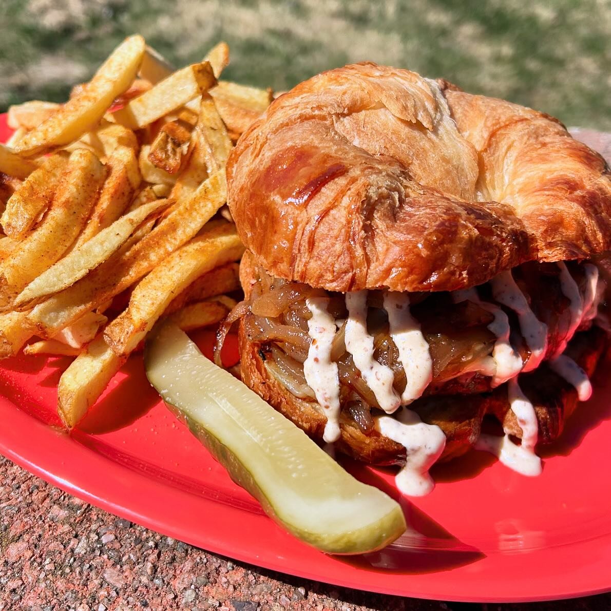 FRIDAY! You&rsquo;ll always have Paris this weekend at Root Down Market with our French Onion Burger 🇫🇷 served on a garlic butter-toasted croissant 🥐 with @colbywoods beef patty topped w/ melted @pinelandfarmsdairy baby Swiss cheese, caramelized o