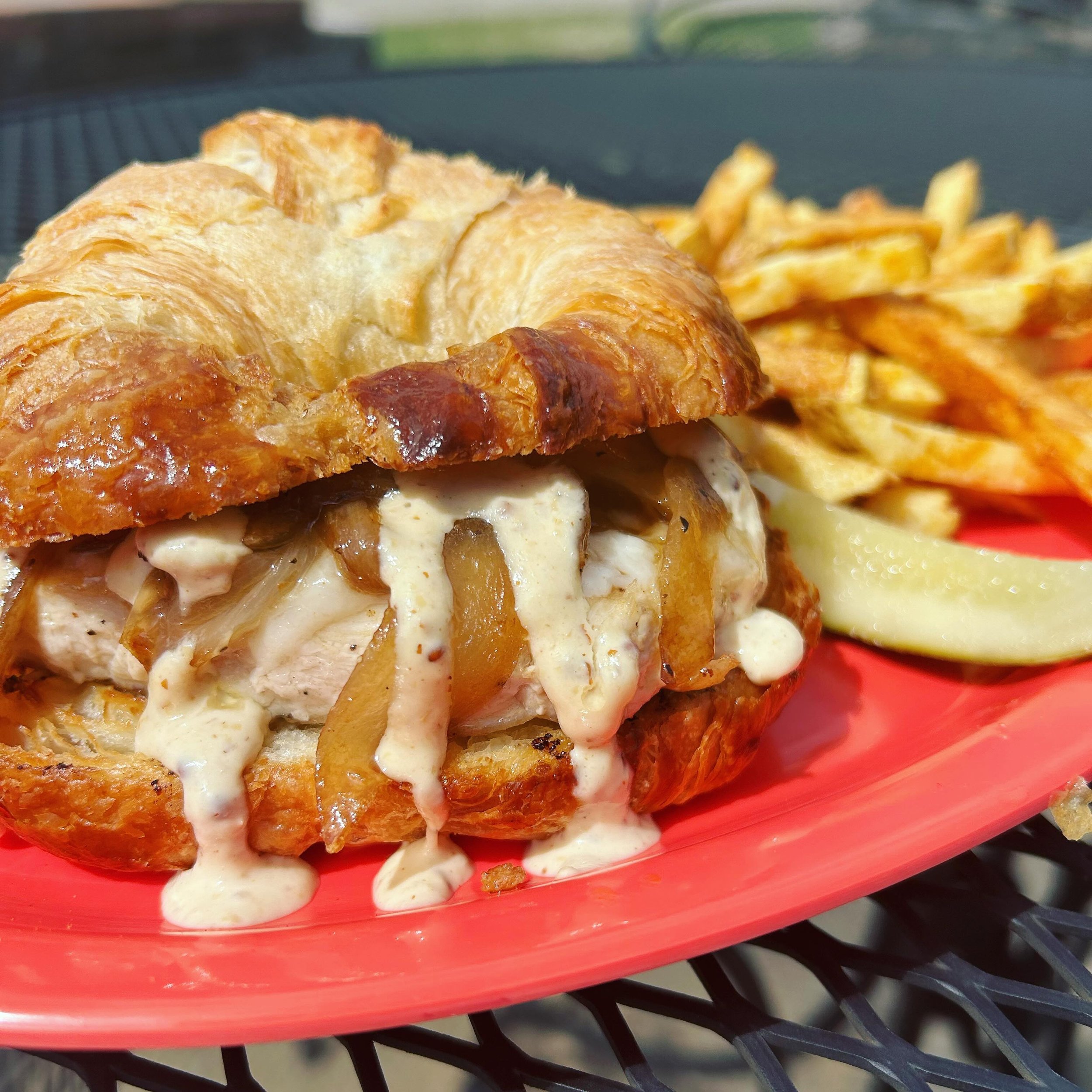 FRIDAY! Why yes, that is a French Onion Chicken Sandwich hanging in the sun on one of our patio tables ☀️☀️☀️ Thanks for asking! THE DEETS: grilled Pine Tree Poultry chicken breast, topped with melty @pinelandfarmsdairy baby Swiss cheese 🧀 carameliz