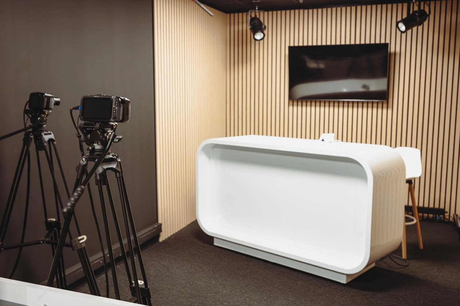 Studio de tournage de streaming et de live stream autonome facile d'emploi avec deux caméra 4K et une décoration sur meusure