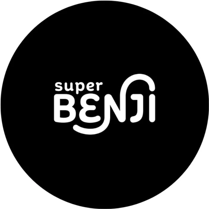 Black circular background with white text that reads 'super BENI' in stylized font.