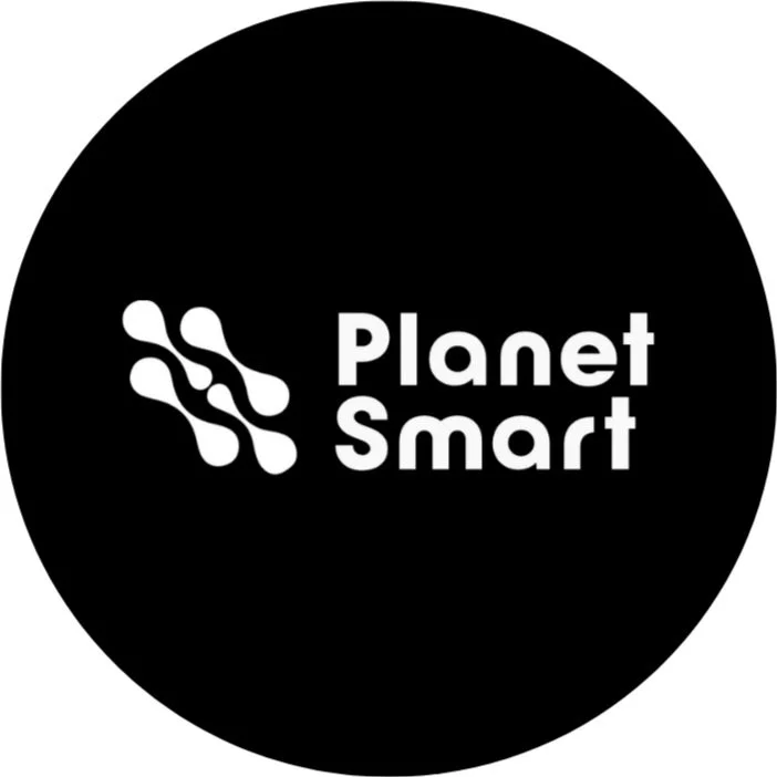 Black circular logo with white abstract DNA strand and the text 'Planet Smart'.