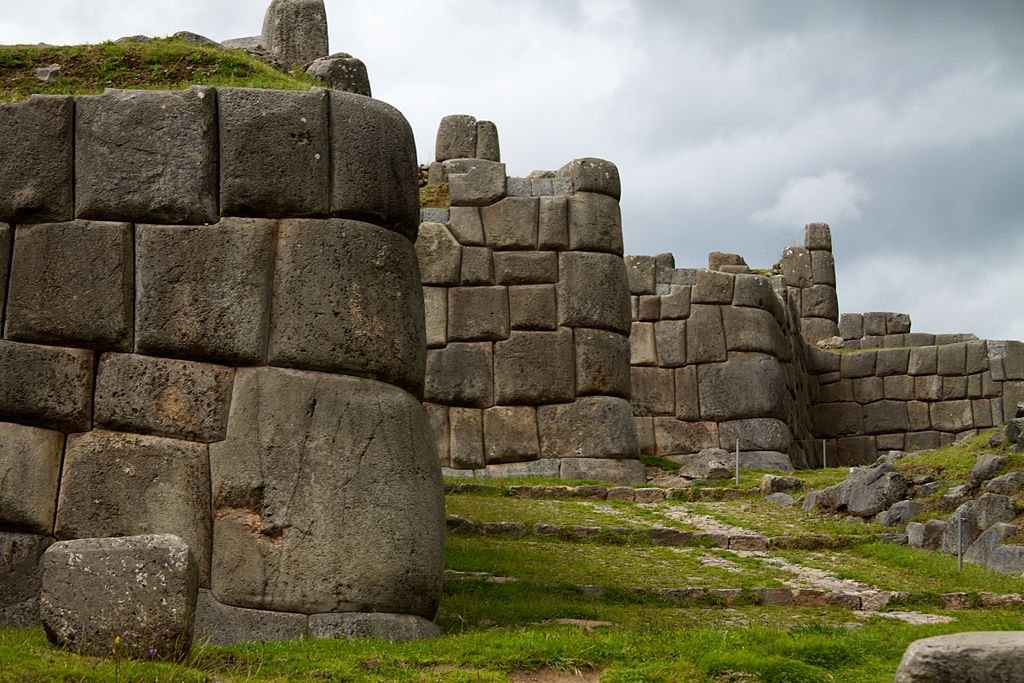 1024px-Peru_-_Cusco_Sacred_Valley_&_Incan_Ruins_005_-_Sacsaywamán_(6948620856).jpg