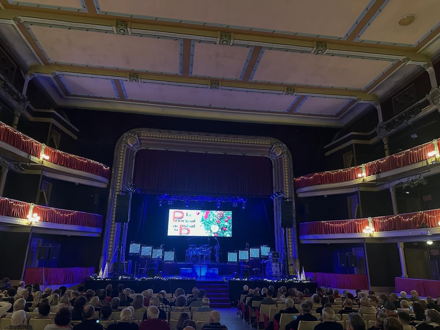 📸 Imatges de l&rsquo;actuaci&oacute; d&rsquo;ahir al @casaldevilafranca , en el marc del tradicional Concert de Nadal, que enguany celebrava el seu 40&egrave; aniversari 🎄✨. Amb motiu d&rsquo;aquesta destacada efem&egrave;ride, el Casal ens va vole