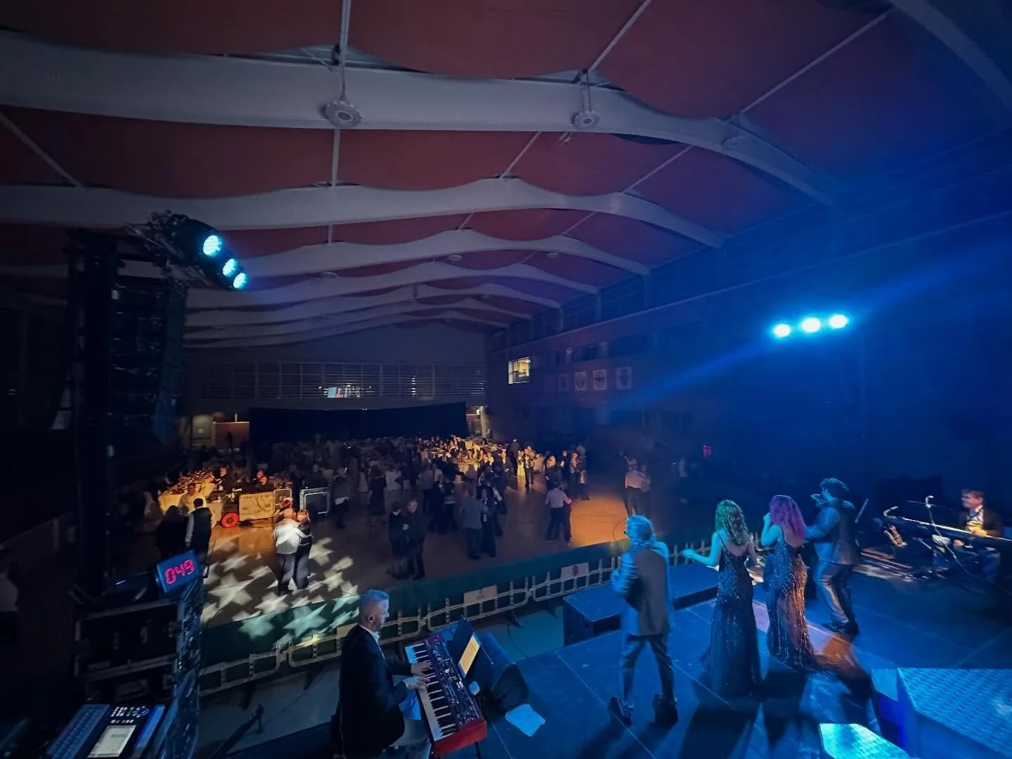 📸Imatges de la Revetlla de Cap d&rsquo;Any a Constant&iacute;.

👏🏻💪Volem agrair a @ajuntamentdeconstanti , @centano_espectacles , a tot el personal que ha fet possible dita actuaci&oacute; i, evidentment, a tot el públic que ha assistit a l&rsqu