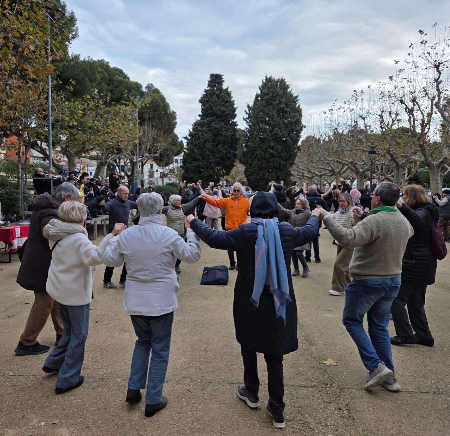 📸Imatges de la primera balldada de sardanes de l&rsquo;any a Sant Feliu de Gu&iacute;xols.

👏🏻💪Volem agrair a @dolors_puig_rosello @teixidor.joan #agrupaci&oacute;sardanistaamicsdelasardana @guixols_ajuntament a tot el personal que ha fet possibl